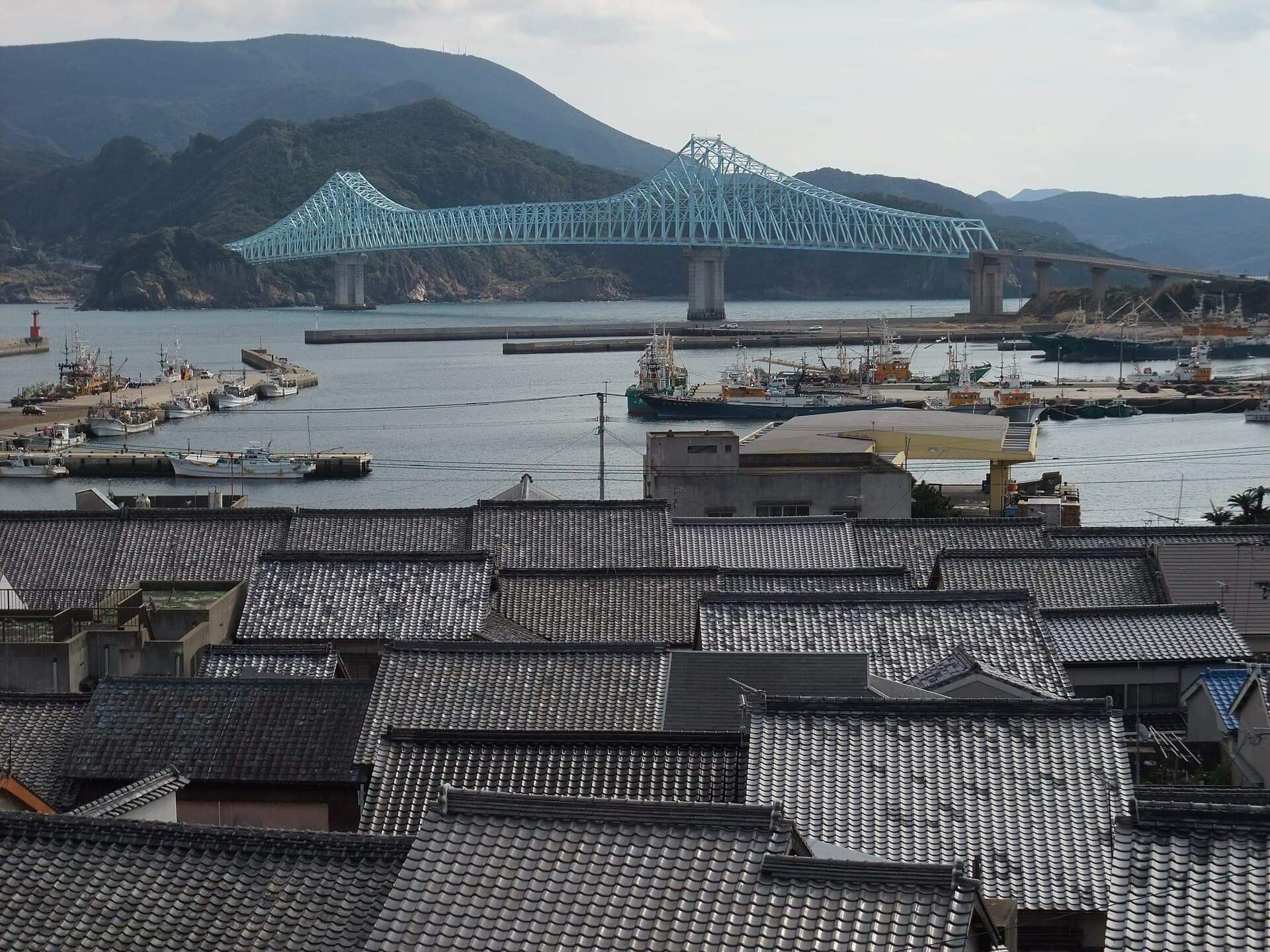 生月大桥：生月大桥：Wikimedia Commons 文件「Ikitsuki Bridge-1.jpg」中的桥梁实景。