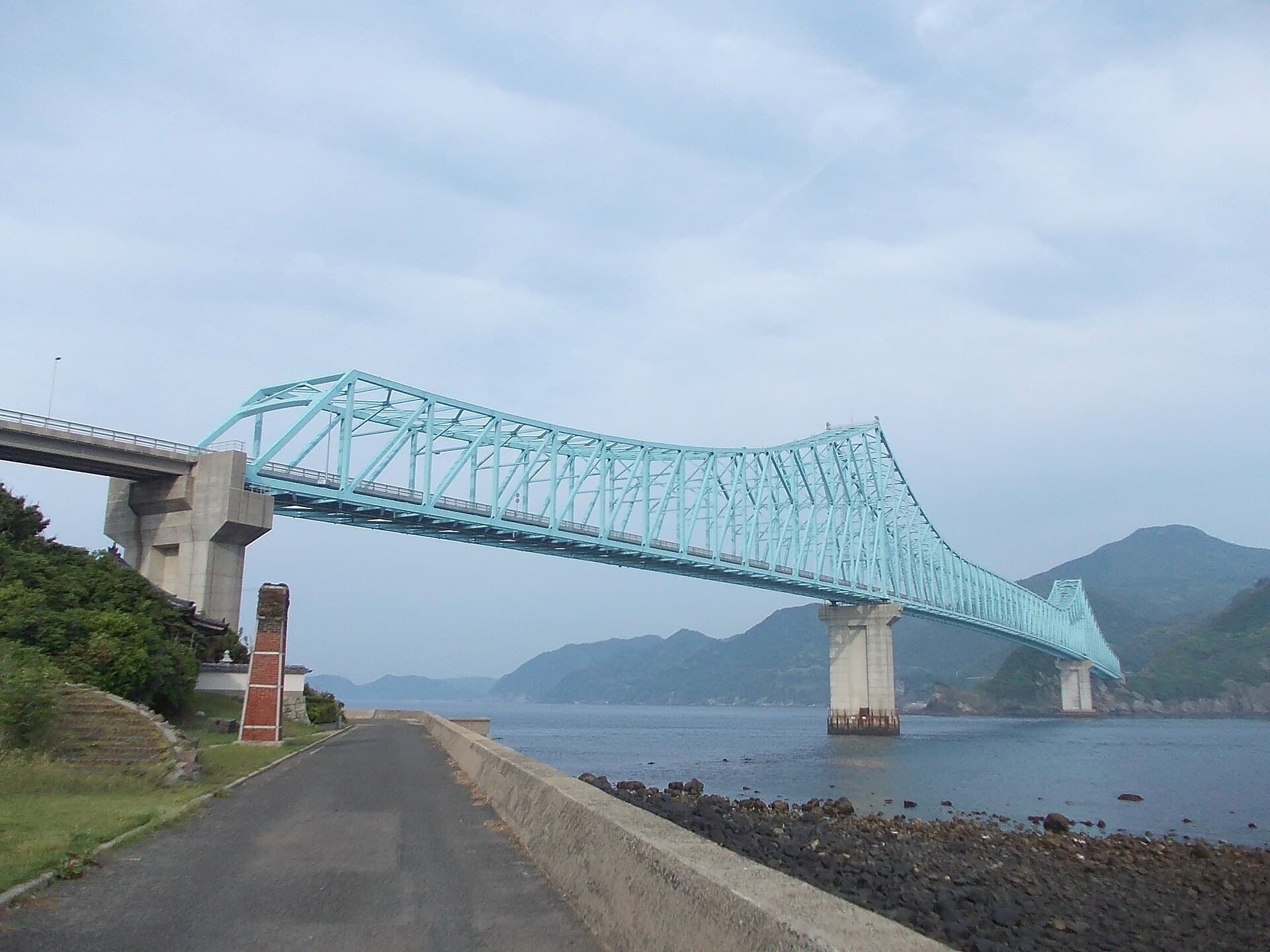 生月大桥：生月大桥：Wikimedia Commons 文件「Ikitsuki Bridge.jpg」中的桥梁实景。