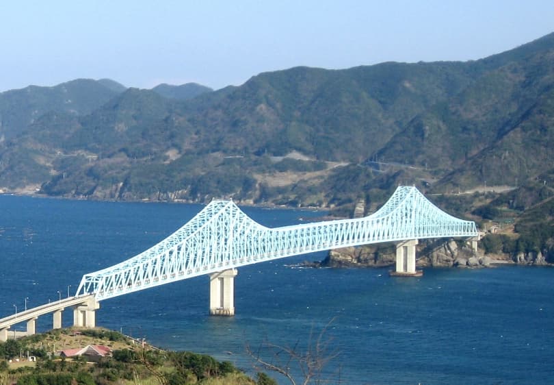 生月大桥：生月大桥：Wikimedia Commons 文件「Ikitsuki OHashi-edit.jpg」中的桥梁实景。
