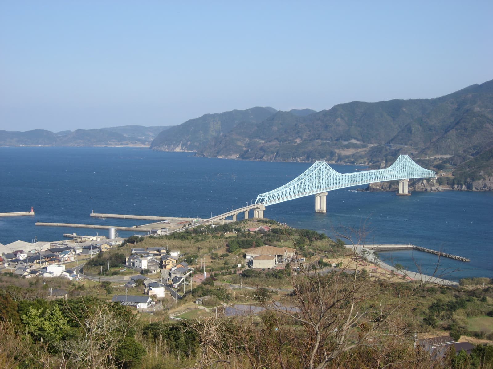 生月大桥：生月大桥：Wikimedia Commons 文件「Ikitsuki OHashi.jpg」中的桥梁实景。