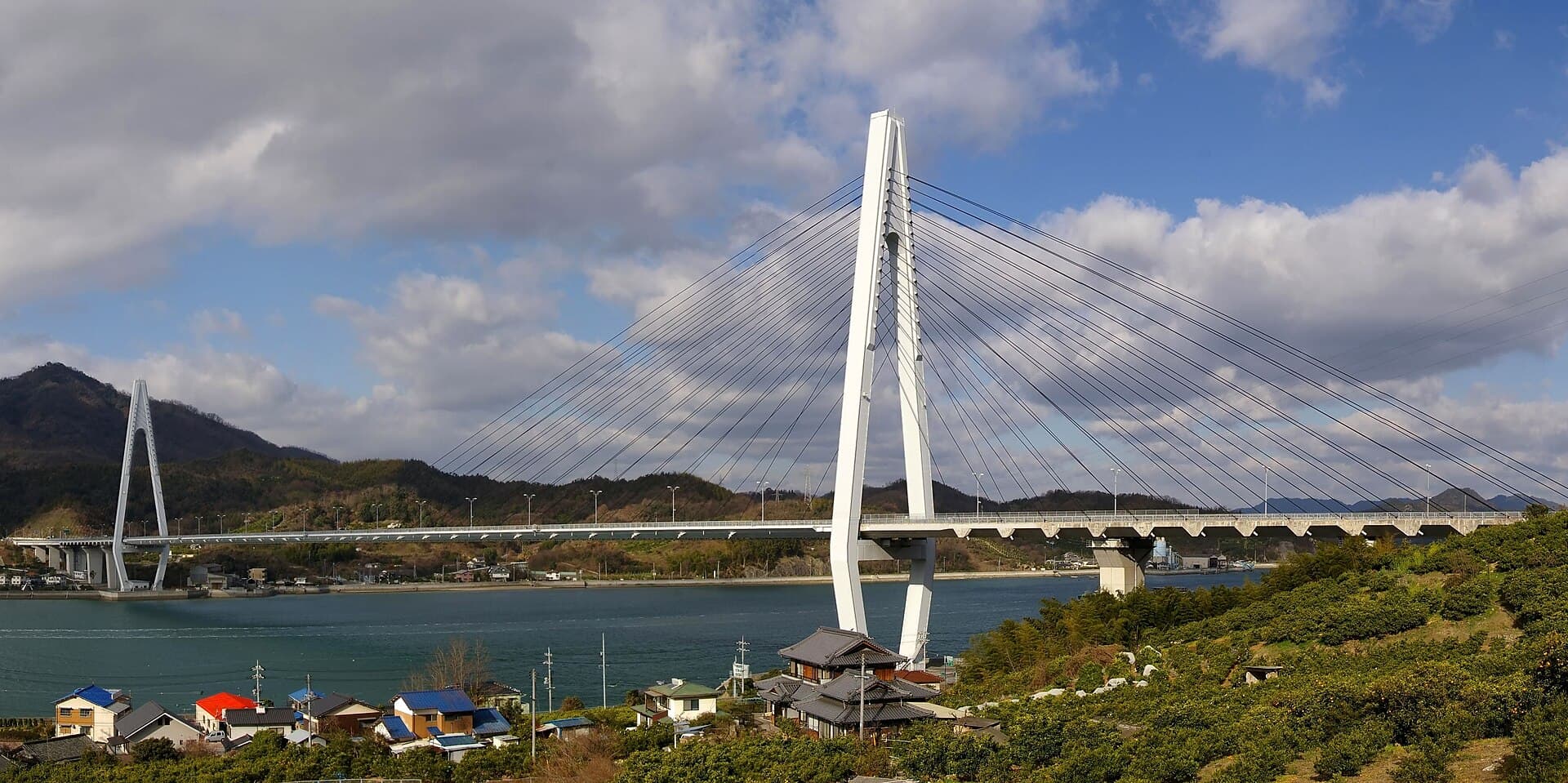 生口桥：生口桥：Wikimedia Commons 文件「Ikuchi Bridge2.jpg」中的桥梁实景。