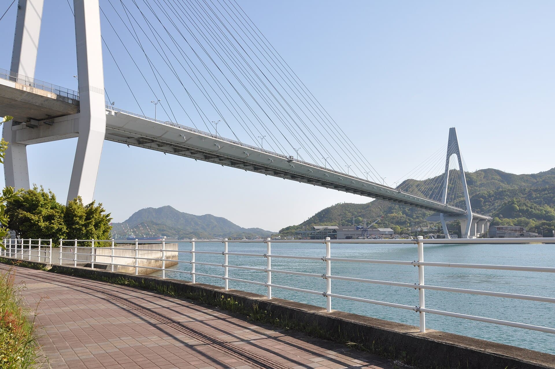 生口桥：生口桥：Wikimedia Commons 文件「Ikuchi Bridge-2.jpg」中的桥梁实景。