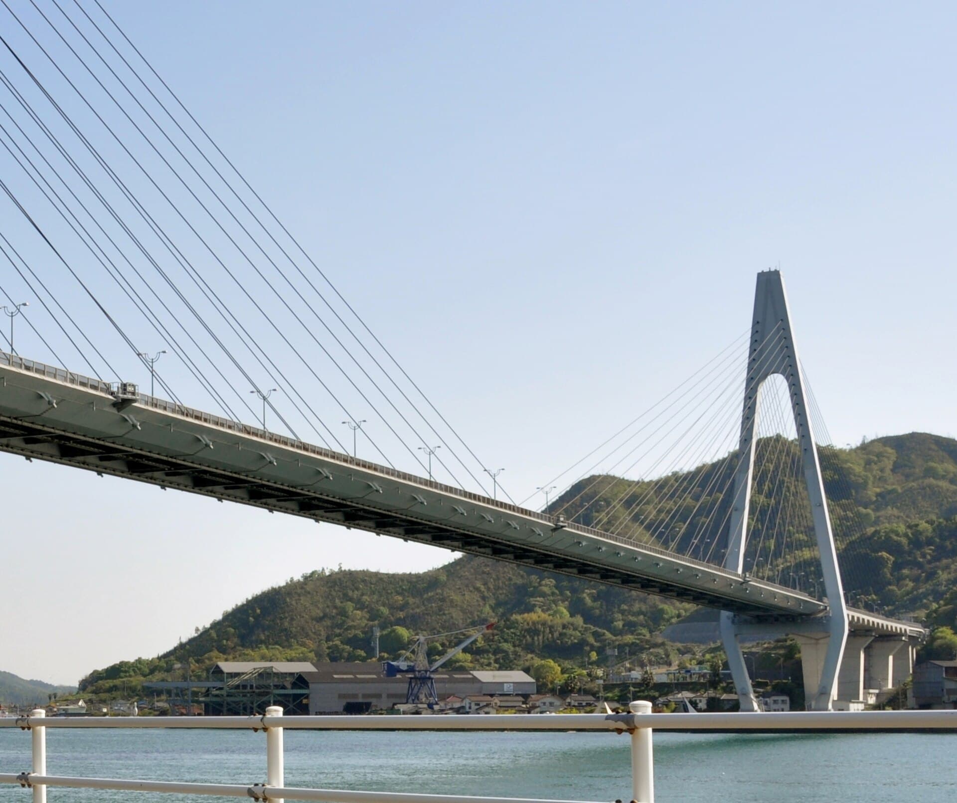 生口桥：生口桥：Wikimedia Commons 文件「Ikuchi Bridge-2edit.jpg」中的桥梁实景。