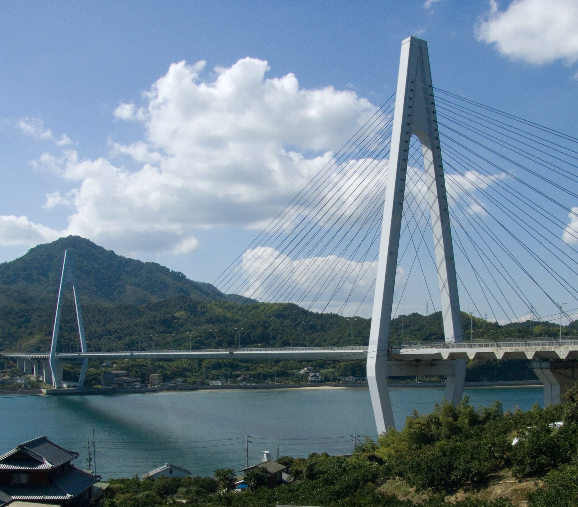 生口桥：生口桥：Wikimedia Commons 文件「Inland Sea Bridge2.jpg」中的桥梁实景。
