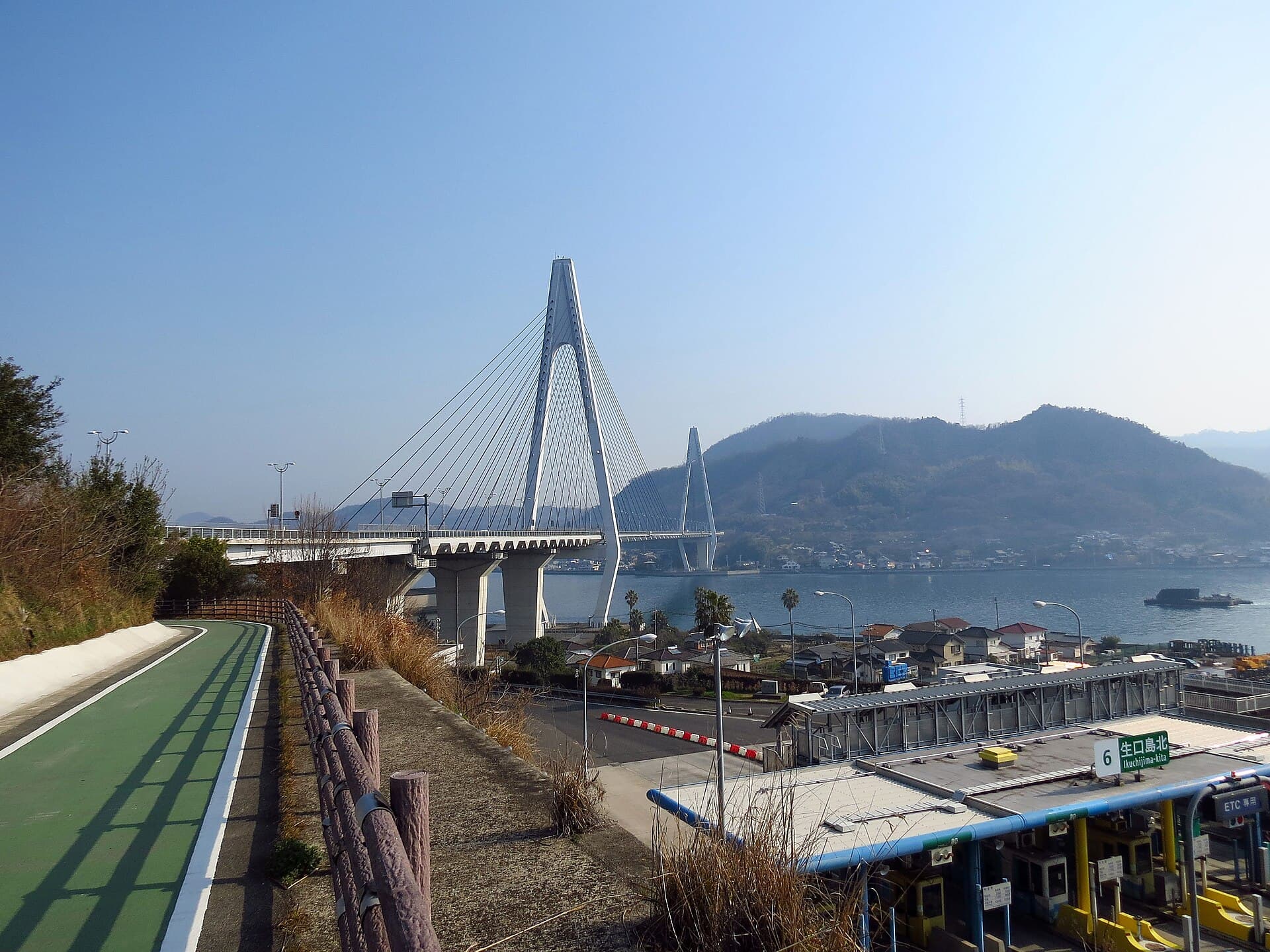 生口桥：生口桥：Wikimedia Commons 文件「Ikuchi bashi Bridge (13905872929).jpg」中的桥梁实景。