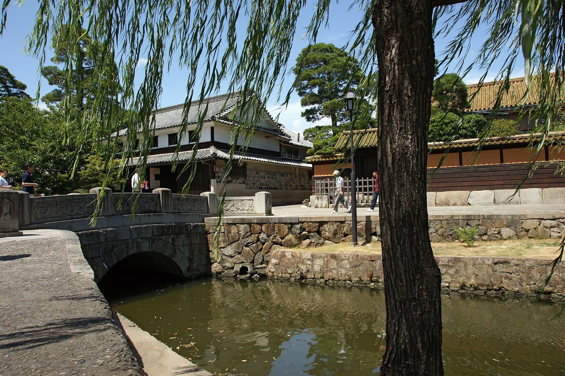 仓敷今桥：仓敷今桥：Wikimedia Commons 文件「Kurashikikahan05n4592.jpg」中的桥梁实景。