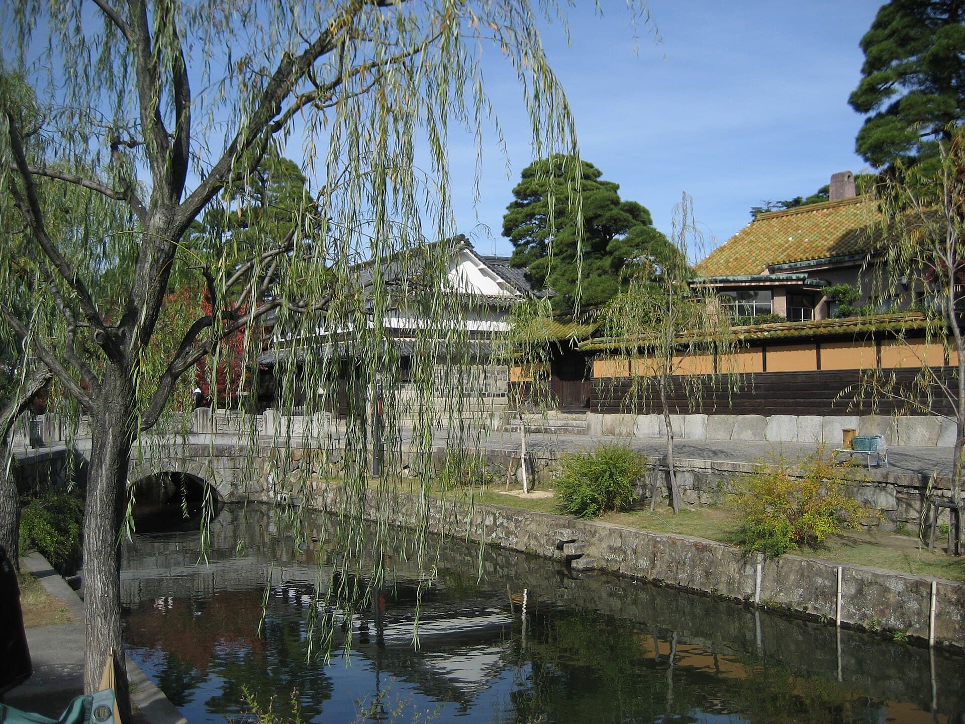 仓敷今桥：仓敷今桥：Wikimedia Commons 文件「Kurashiki Aesthetic District - panoramio.jpg」中的桥梁实景。