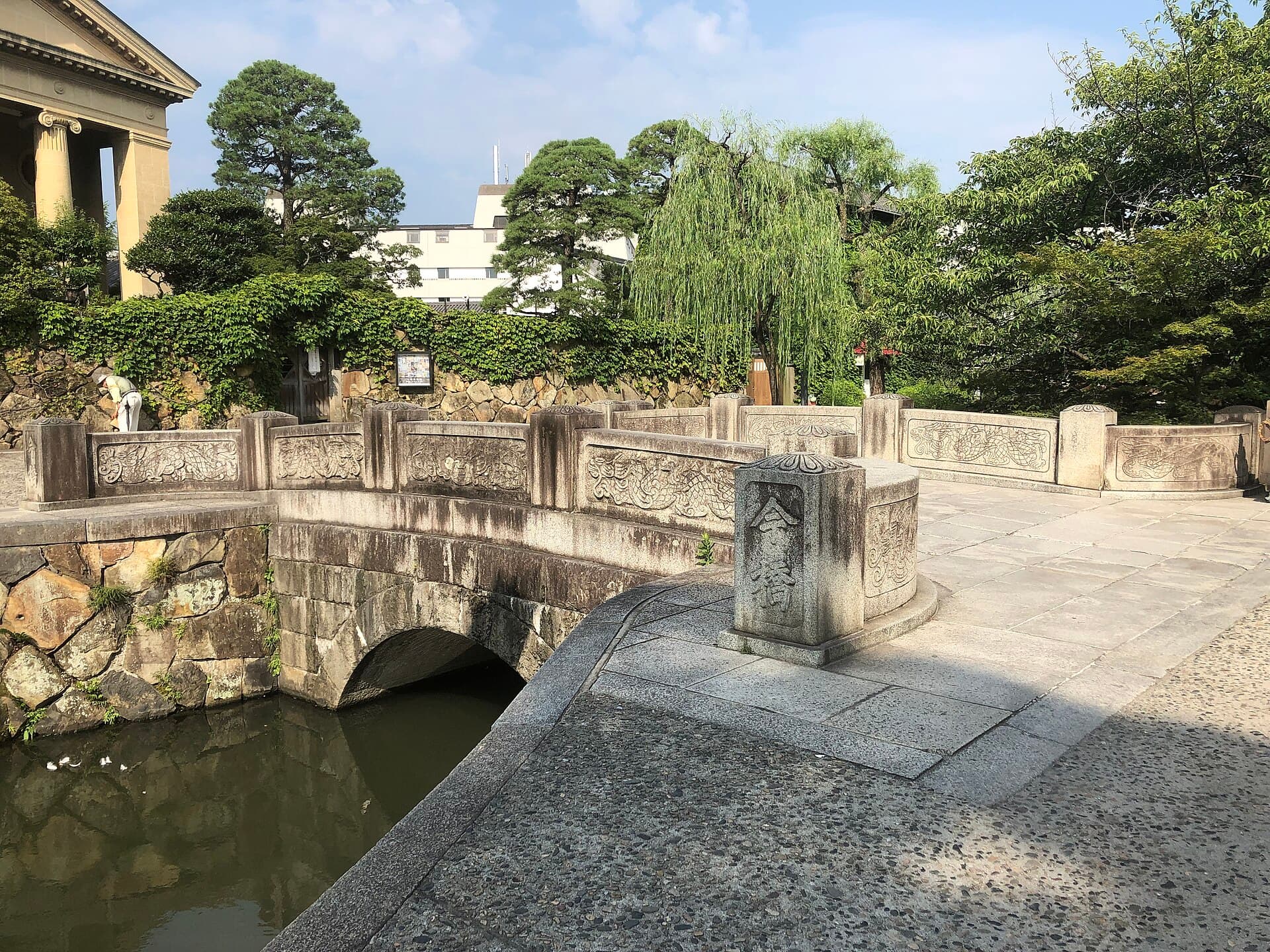 仓敷今桥：仓敷今桥：Wikimedia Commons 文件「Kurashiki-river-Ima-bridge-view20190727.jpg」中的桥梁实景。