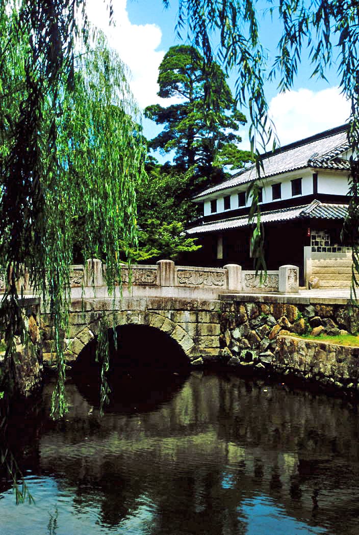 仓敷今桥：仓敷今桥：Wikimedia Commons 文件「Kurashiki (2005) 02.jpg」中的桥梁实景。