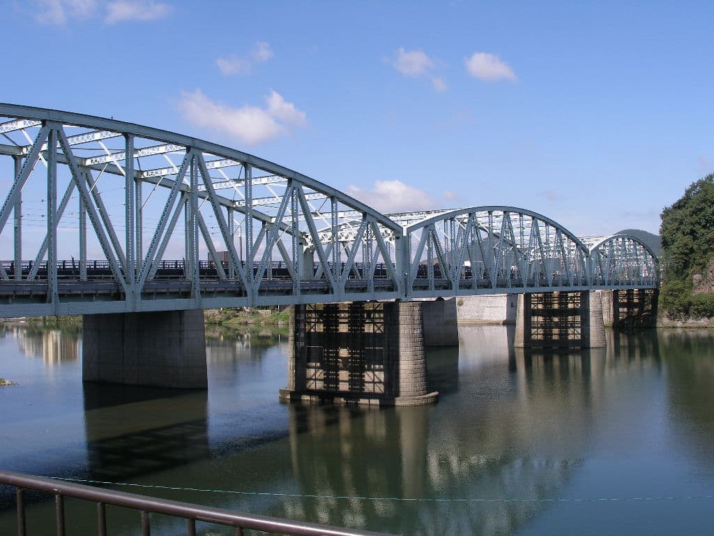 犬山桥：犬山桥：Wikimedia Commons 文件「Inuyama Bridge 2.JPG」中的桥梁实景。