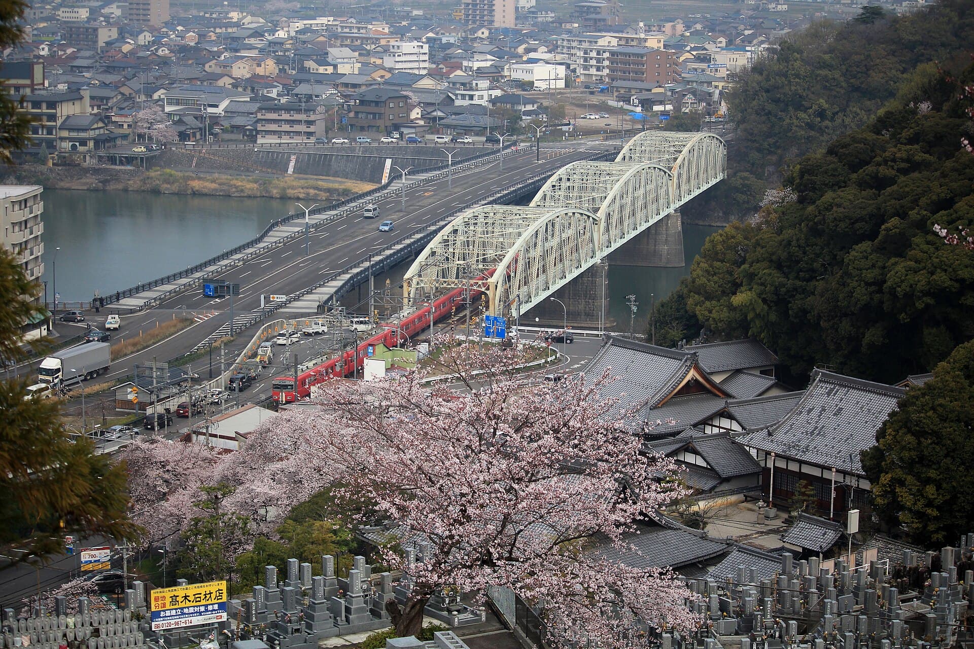 犬山桥：犬山桥：Wikimedia Commons 文件「Inuyama Bridge and Sakura.JPG」中的桥梁实景。