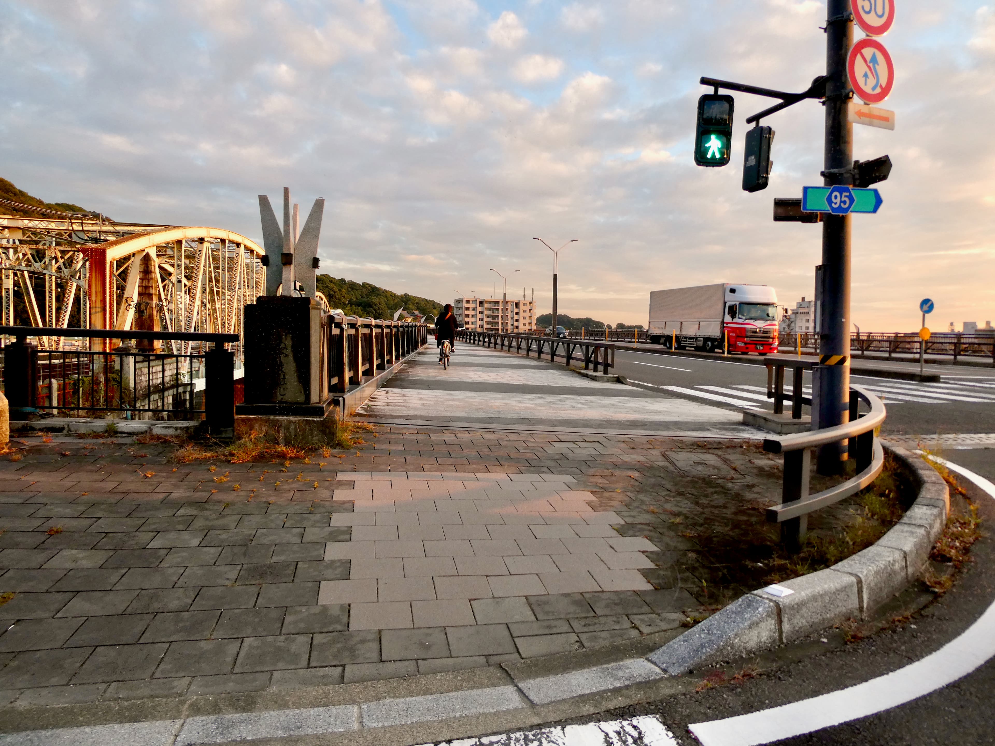 犬山桥：犬山桥：Wikimedia Commons 文件「Inuyama Bridge at sunset - 1.jpg」中的桥梁实景。