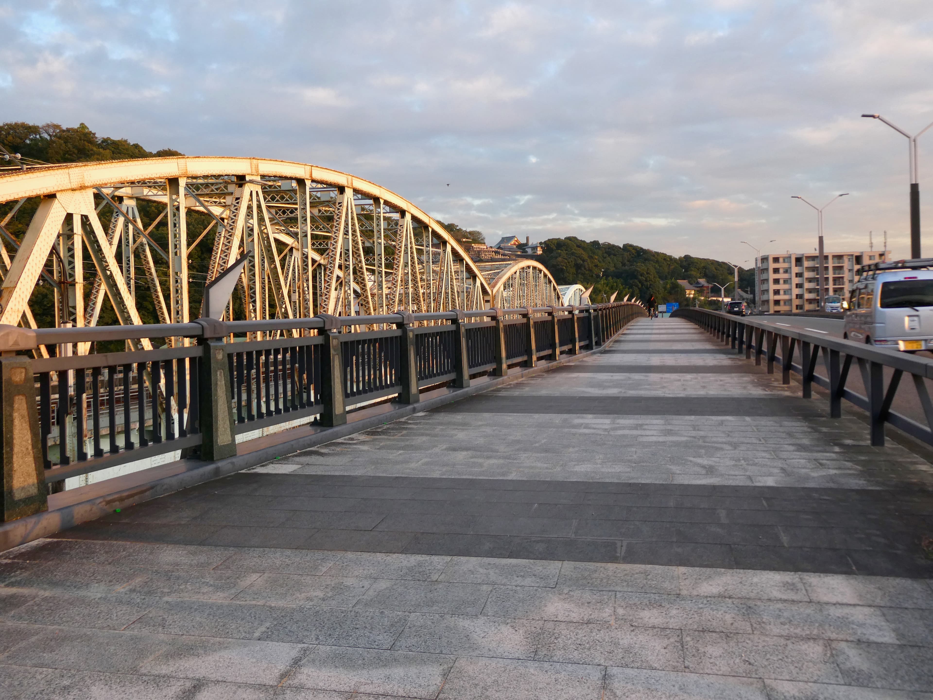犬山桥：犬山桥：Wikimedia Commons 文件「Inuyama Bridge at sunset - 2.jpg」中的桥梁实景。