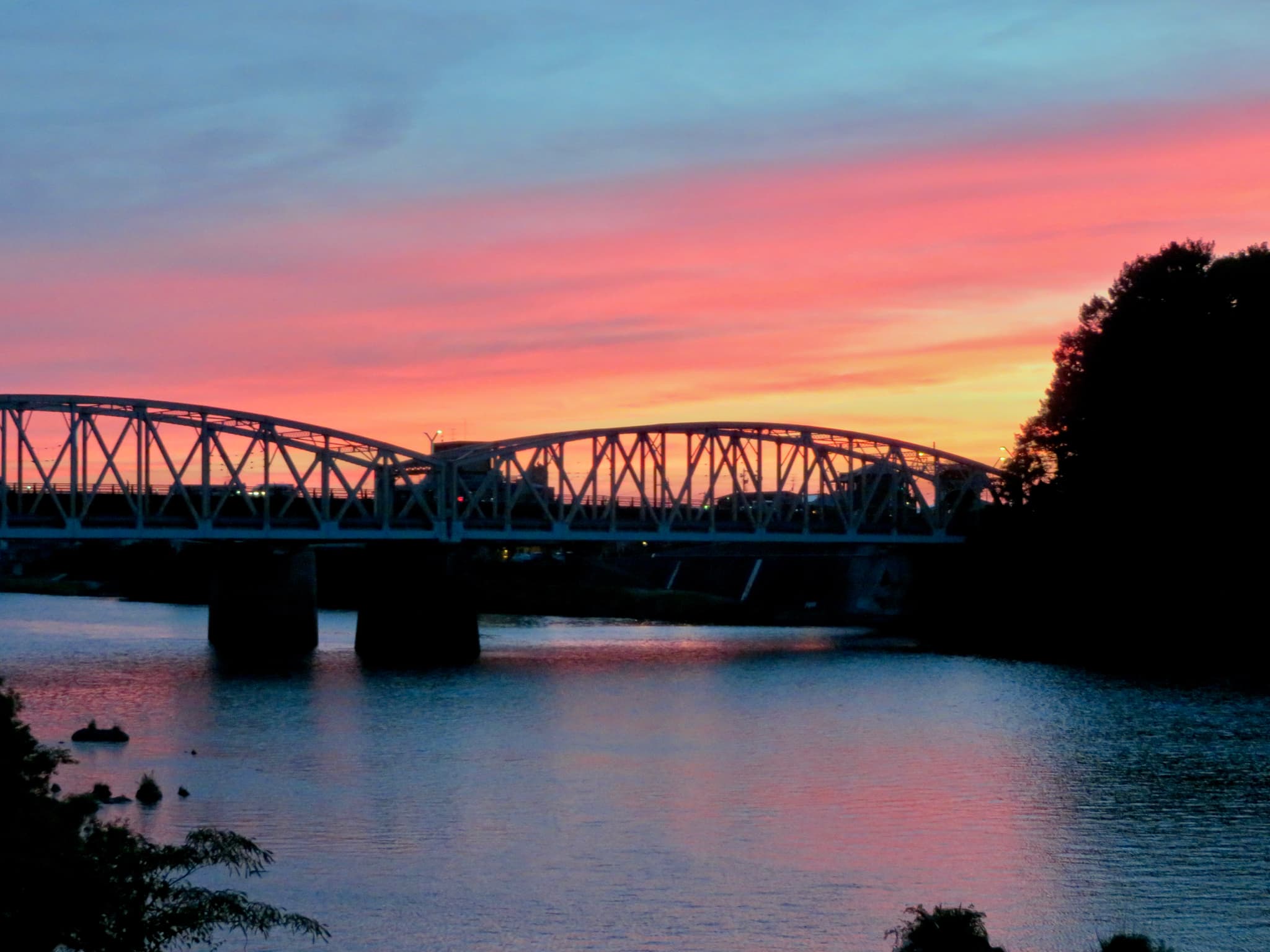 犬山桥：犬山桥：Wikimedia Commons 文件「Inuyama Bridge at the evening twilight time.jpg」中的桥梁实景。