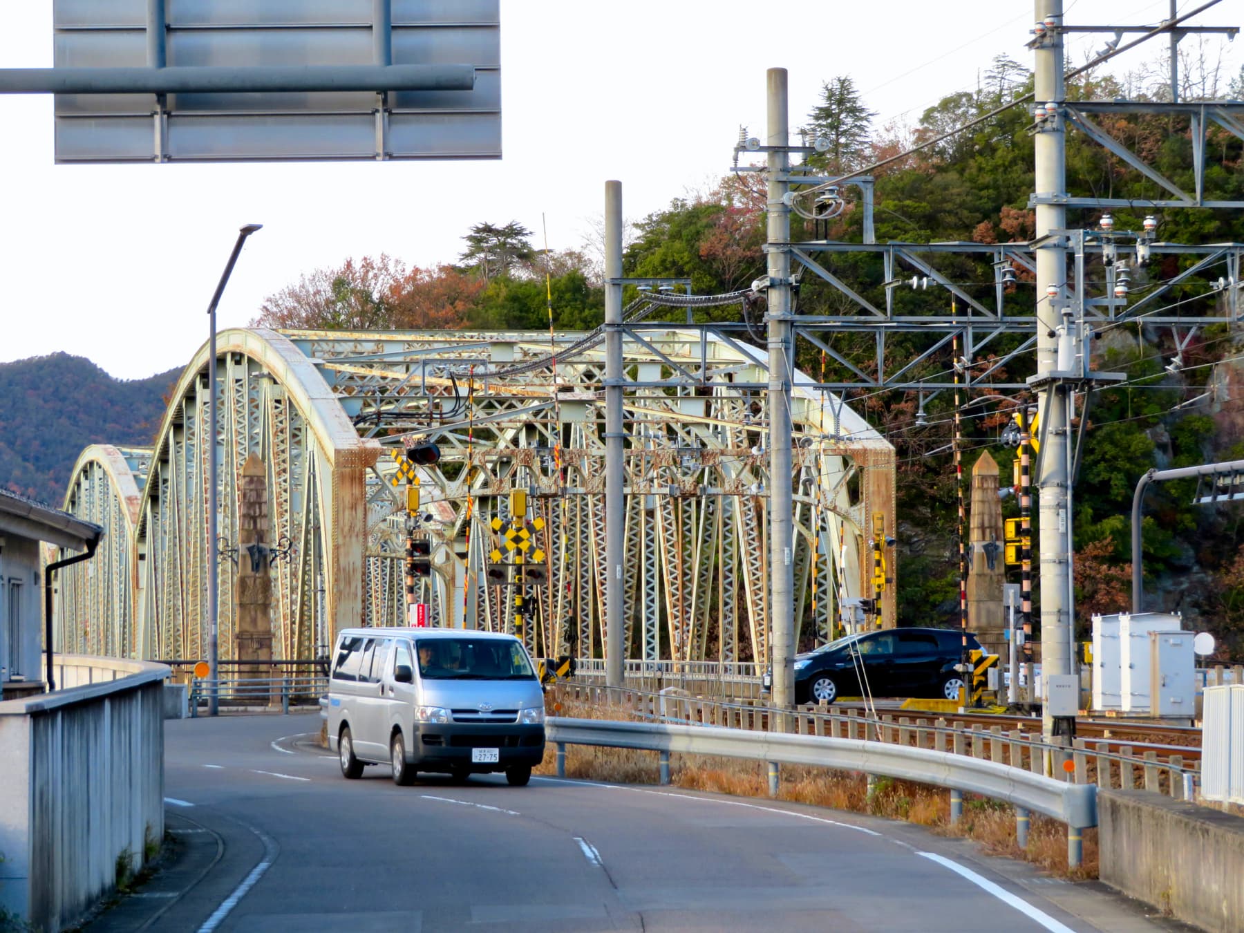 犬山桥：犬山桥：Wikimedia Commons 文件「Inuyama Bridge from front of Inuyama Yuen Station.jpg」中的桥梁实景。