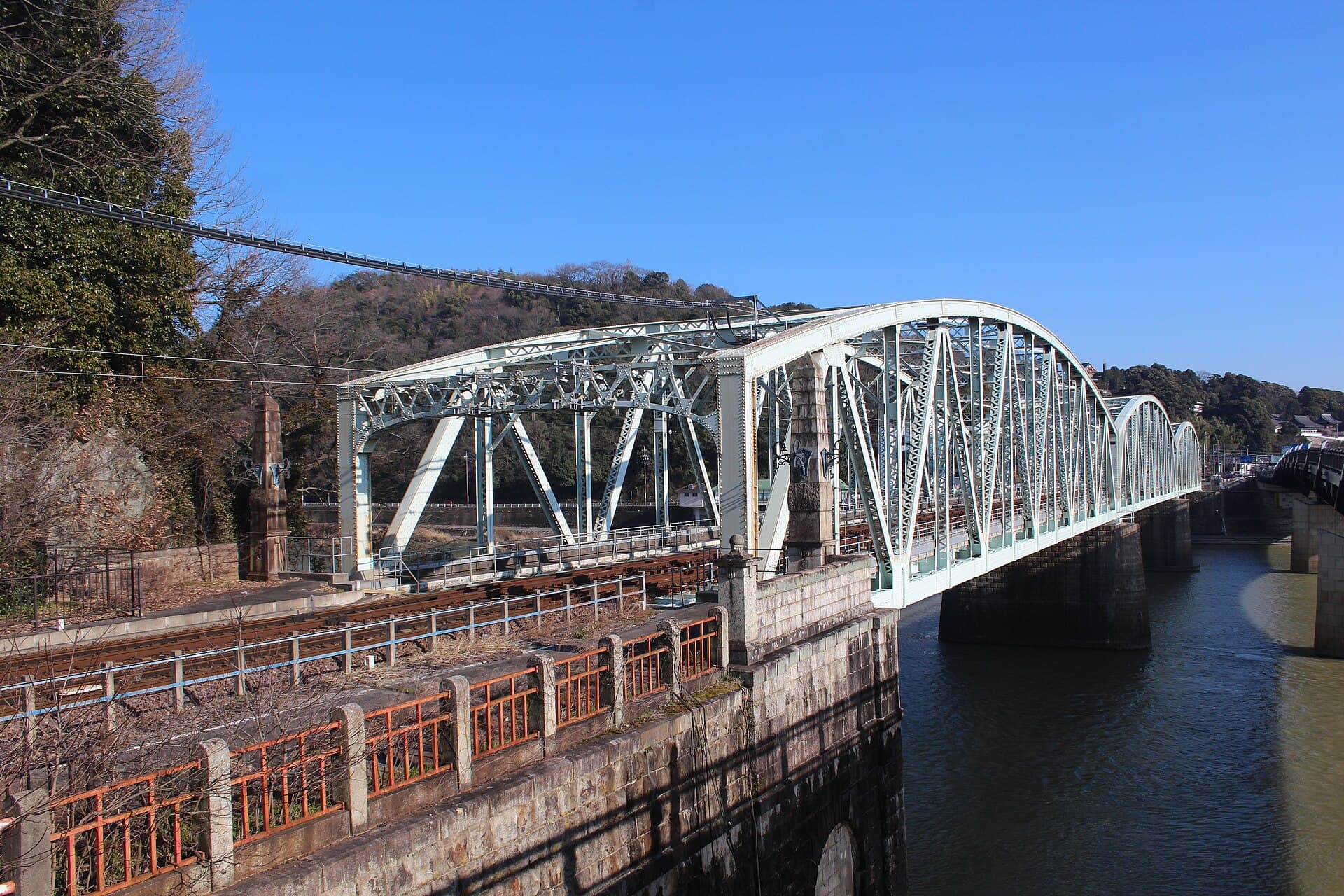 犬山桥：犬山桥：Wikimedia Commons 文件「Inuyama Bridge.JPG」中的桥梁实景。