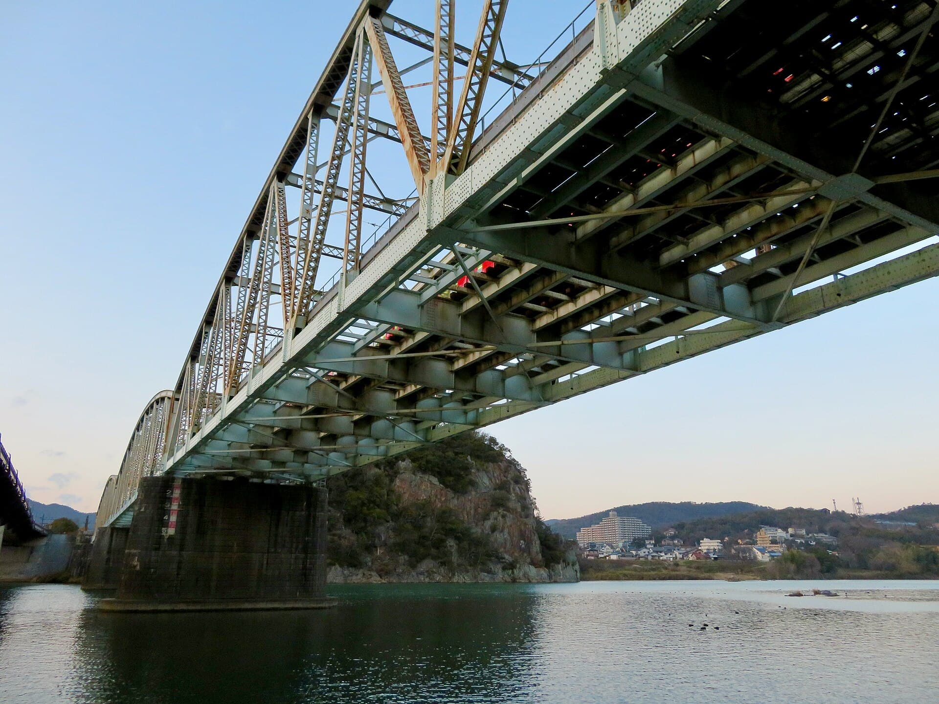 犬山桥：犬山桥：Wikimedia Commons 文件「Inuyama Bridge looked up from below.jpg」中的桥梁实景。