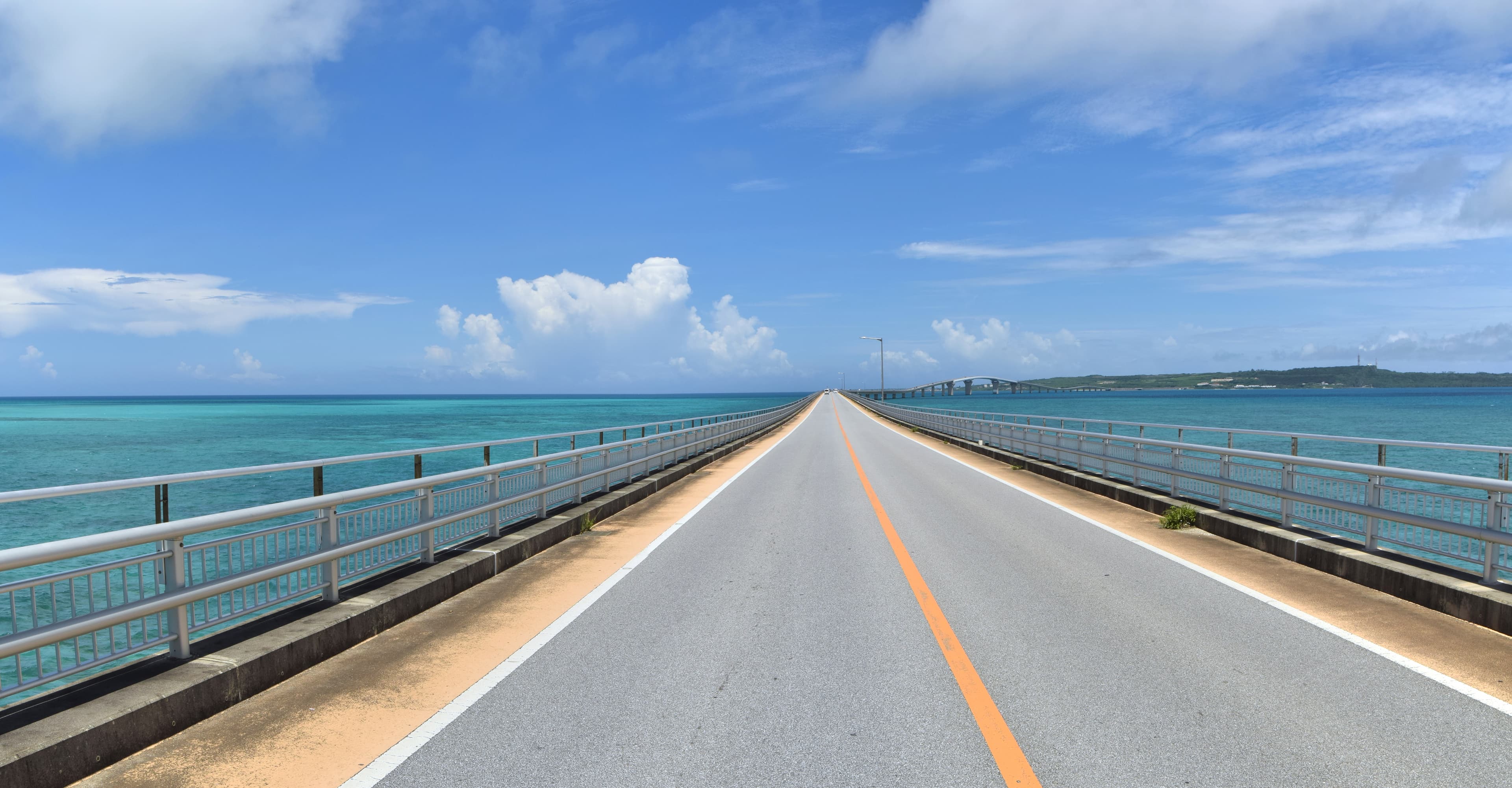 伊良部大桥：伊良部大桥：Wikimedia Commons 文件「Irabu Bridge panorama (52203265122).jpg」中的桥梁实景。