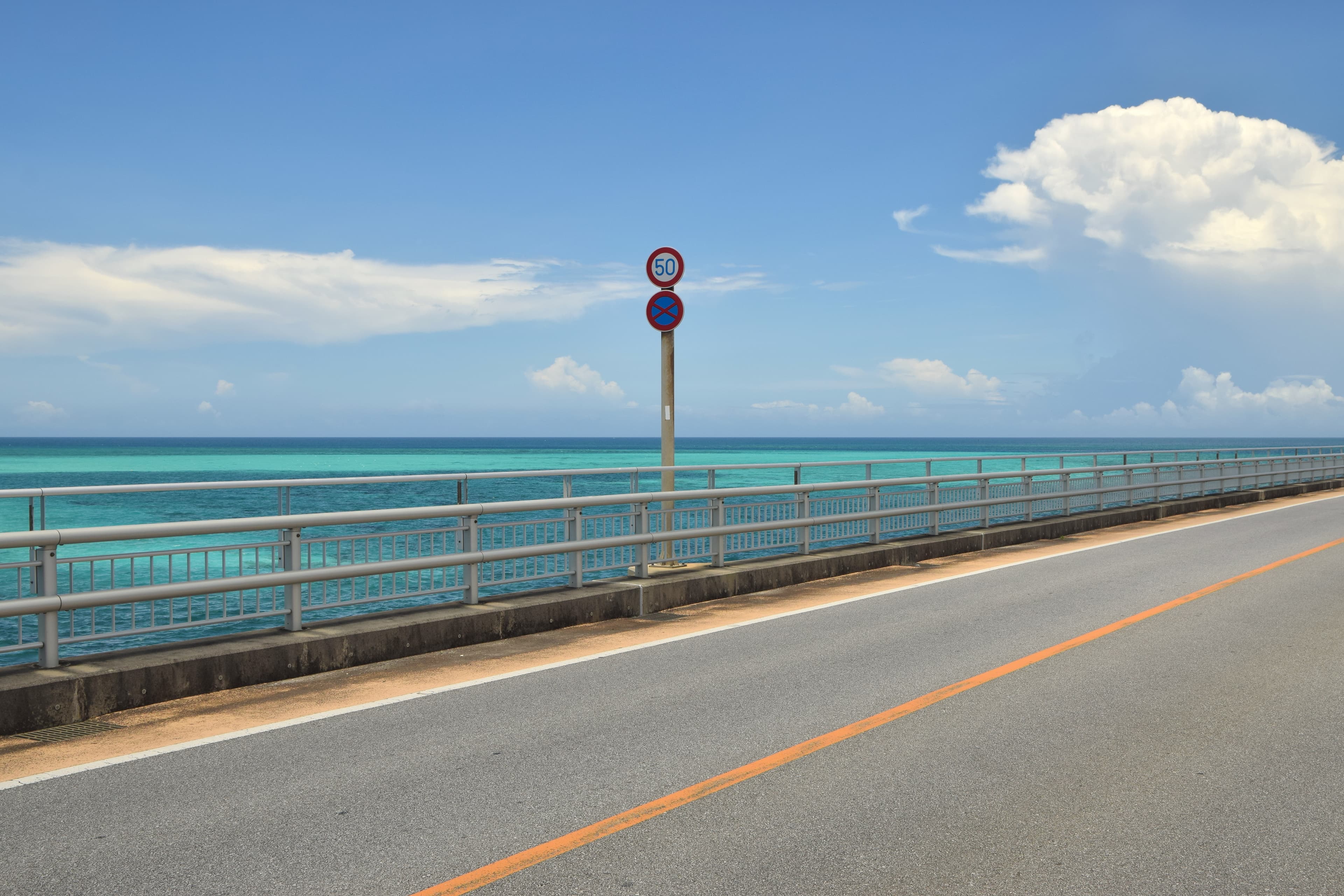 伊良部大桥：伊良部大桥：Wikimedia Commons 文件「Okinawa driving (52204774250).jpg」中的桥梁实景。
