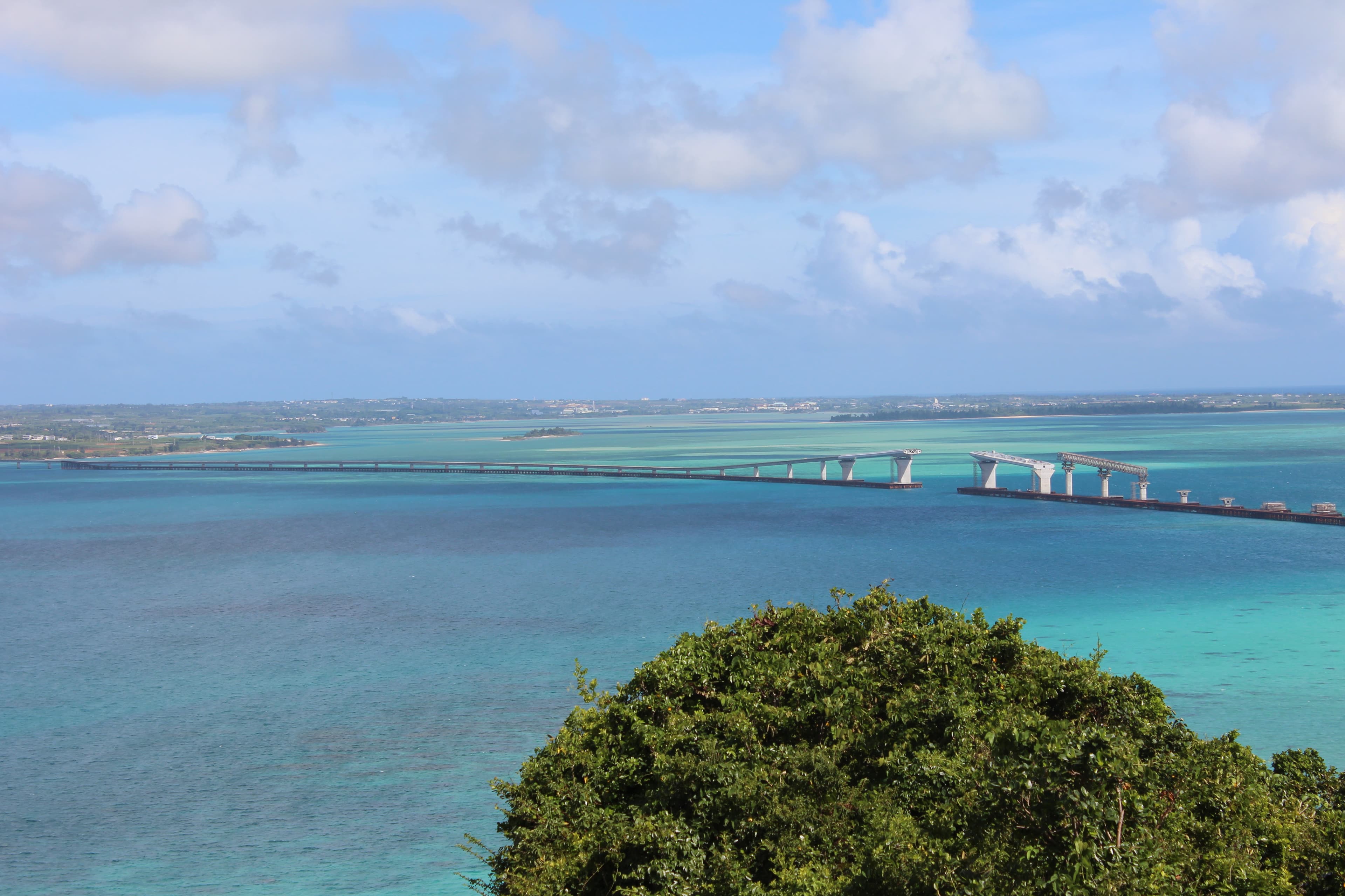 伊良部大桥：伊良部大桥：Wikimedia Commons 文件「Irabu ohashi 20120815.jpg」中的桥梁实景。