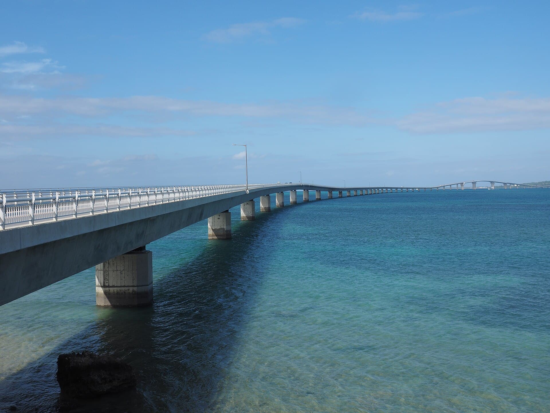 伊良部大桥：伊良部大桥：Wikimedia Commons 文件「Miyako irabu bridge.jpg」中的桥梁实景。