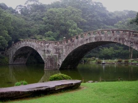 谏早眼镜桥：谏早眼镜桥：Wikimedia Commons 文件「Isahaya meganebashiIMG 2382w.JPG」中的桥梁实景。