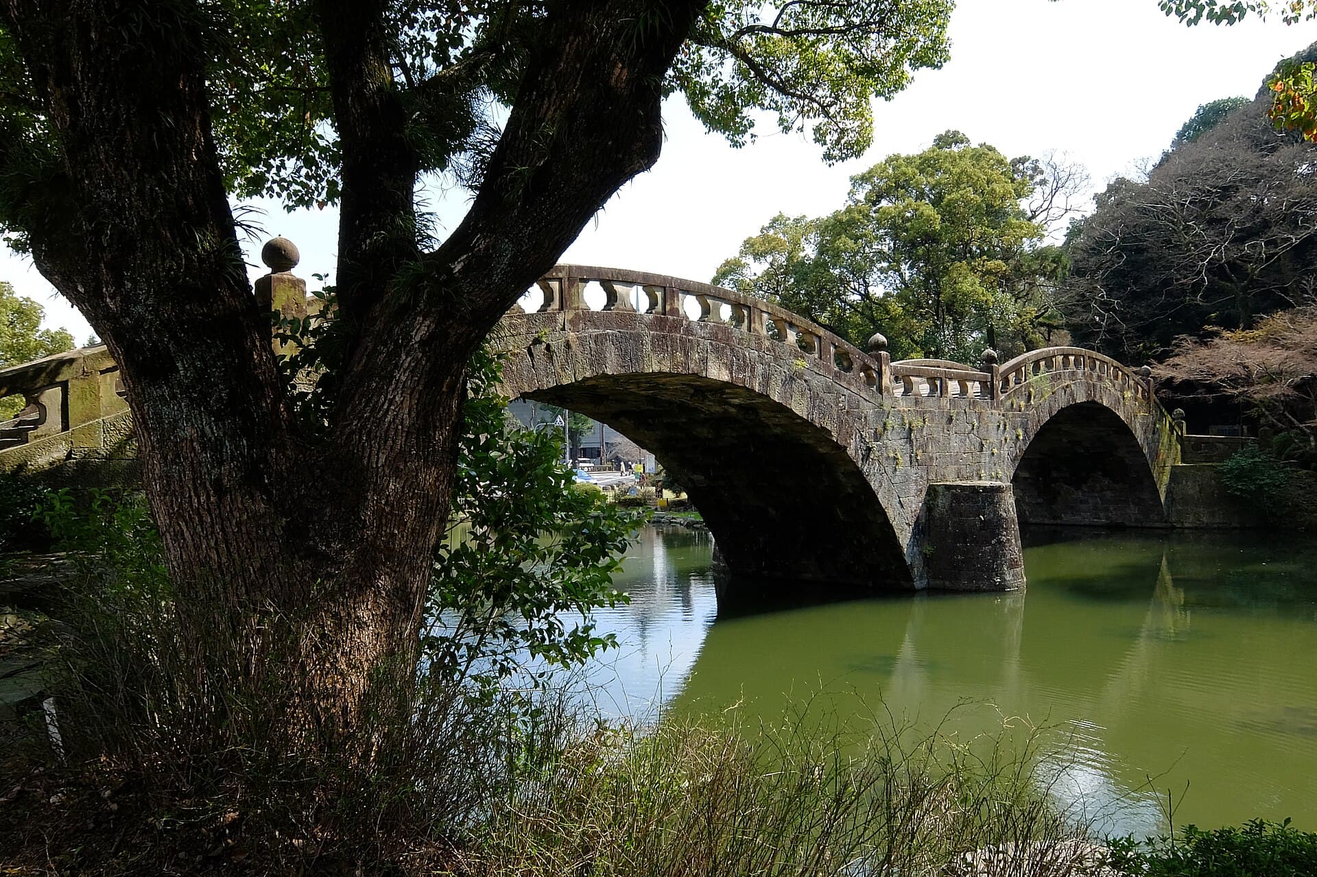 谏早眼镜桥：谏早眼镜桥：Wikimedia Commons 文件「140322 Isahaya Park Isahaya Nagasaki pref Japan01o.JPG」中的桥梁实景。