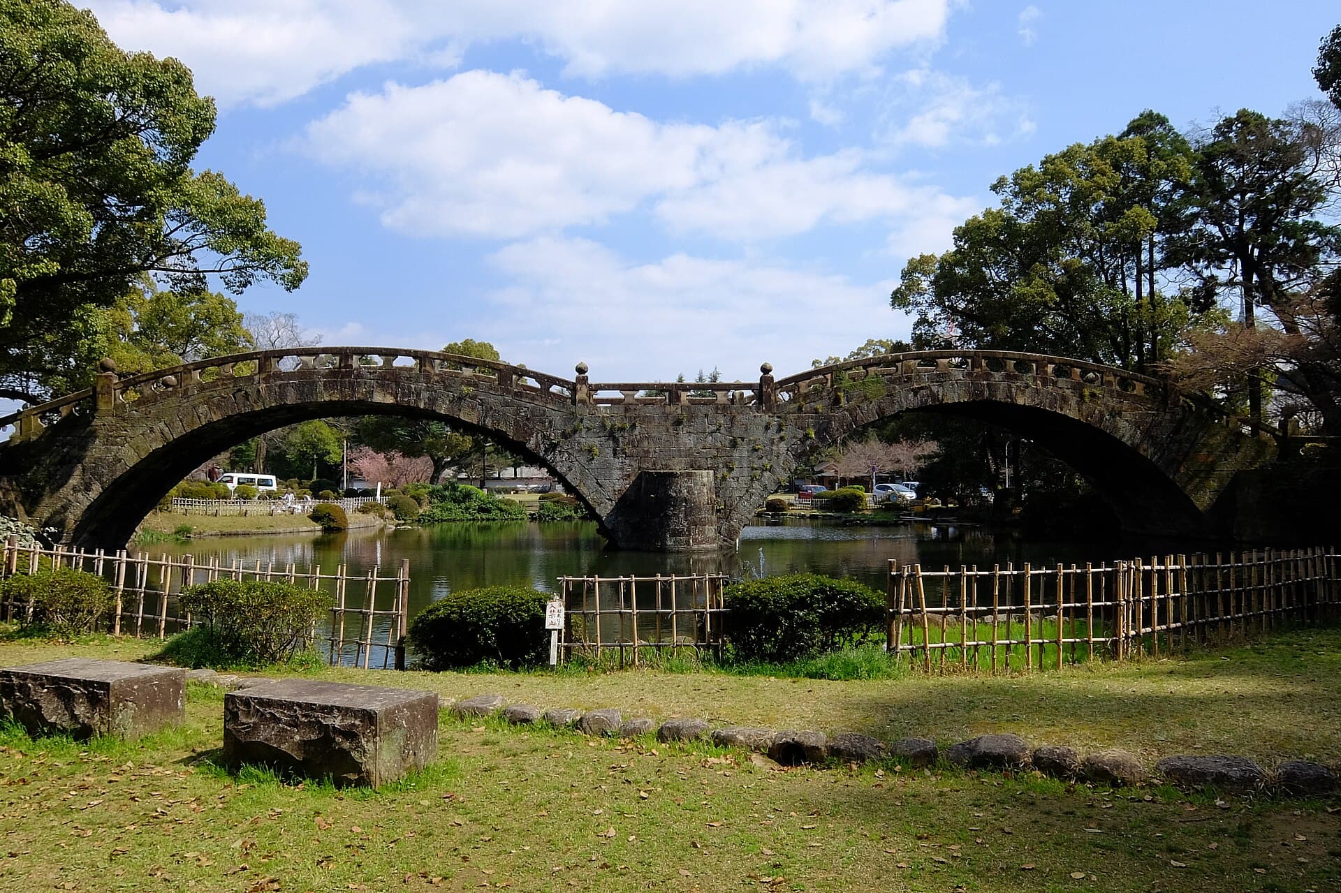 谏早眼镜桥：谏早眼镜桥：Wikimedia Commons 文件「140322 Isahaya Park Isahaya Nagasaki pref Japan02o.JPG」中的桥梁实景。