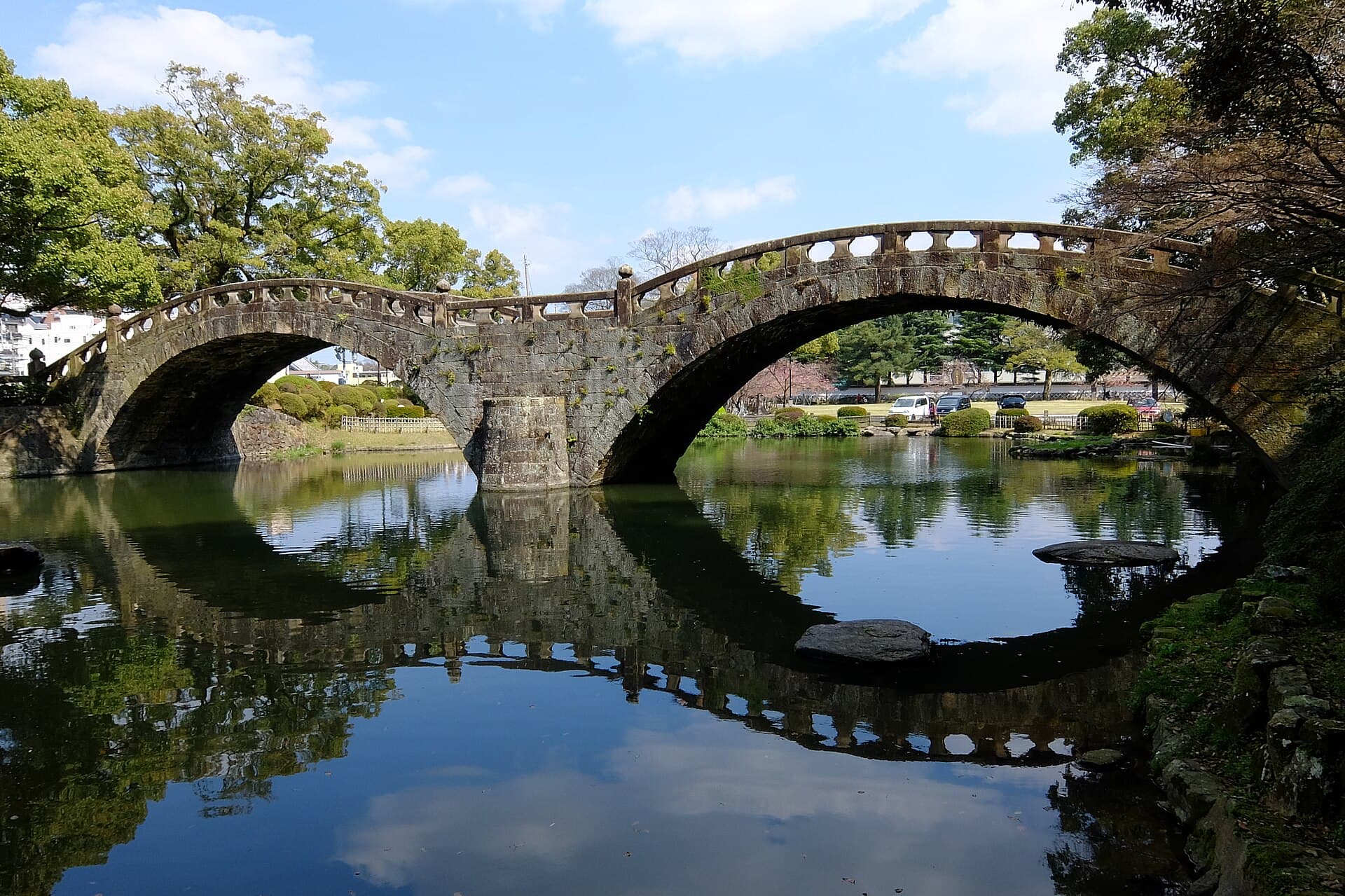 谏早眼镜桥：谏早眼镜桥：Wikimedia Commons 文件「140322 Isahaya Park Isahaya Nagasaki pref Japan03o.JPG」中的桥梁实景。
