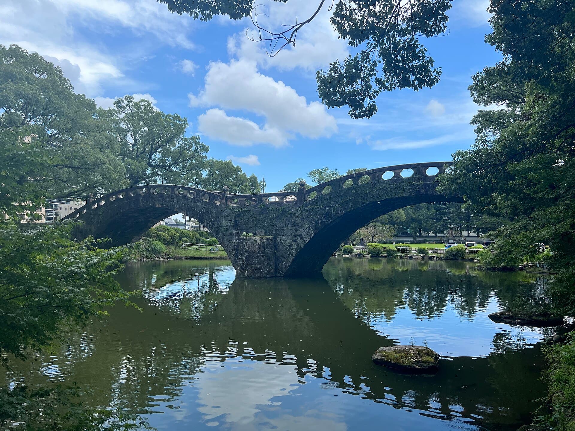 谏早眼镜桥：谏早眼镜桥：Wikimedia Commons 文件「Megane Bridge (Isahaya) in September 2023.jpg」中的桥梁实景。