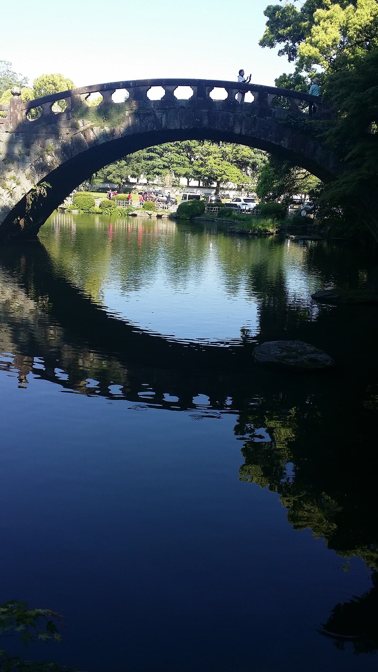 谏早眼镜桥：谏早眼镜桥：Wikimedia Commons 文件「Single glass in A pair of Glasses-Bridge, with water mirroring the arch.jpg」中的桥梁实景。