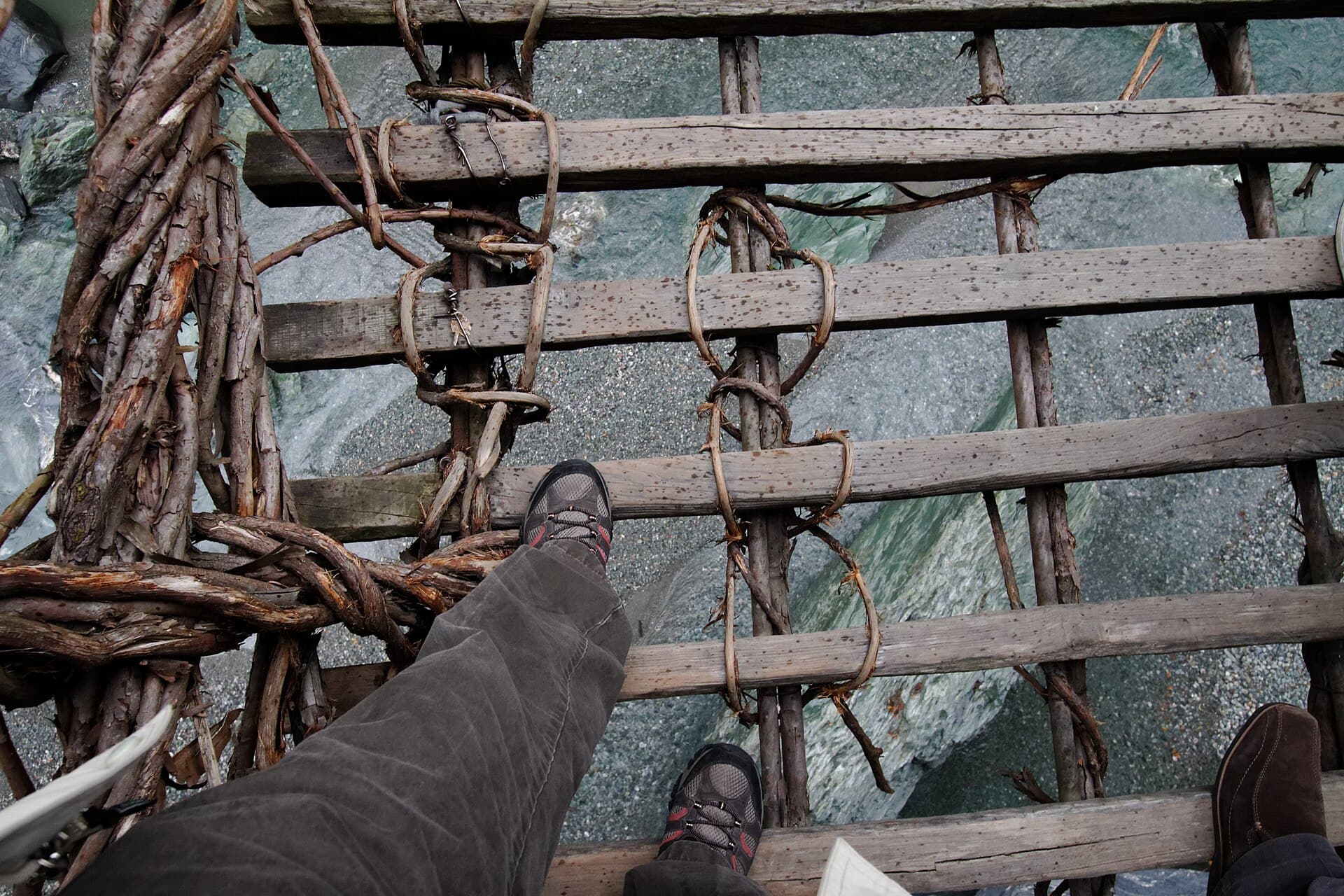 祖谷蔓桥：祖谷蔓桥：Wikimedia Commons 文件「Iya vine bridge (6551507515).jpg」中的桥梁实景。