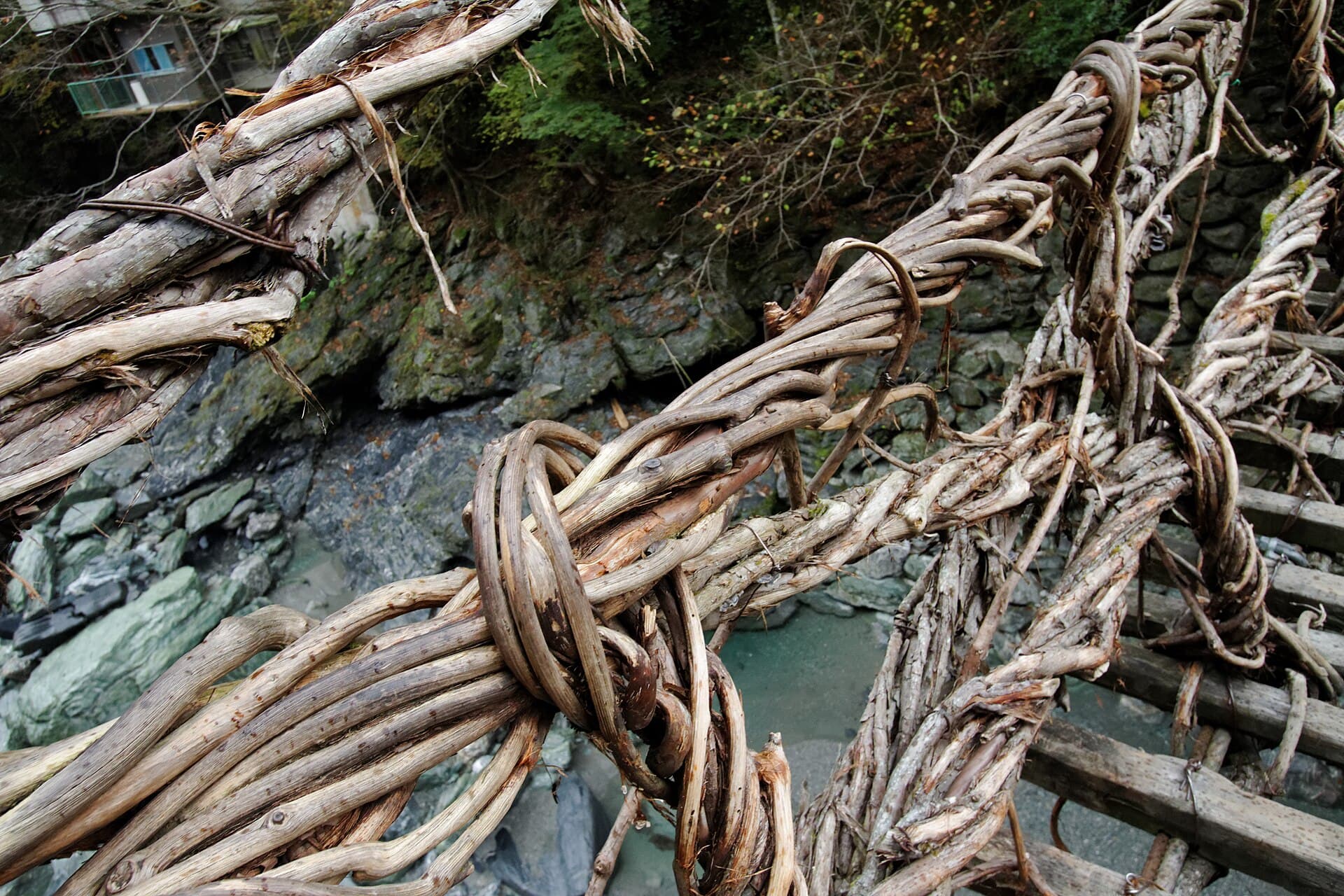 祖谷蔓桥：祖谷蔓桥：Wikimedia Commons 文件「Iya vine bridge (6551509515).jpg」中的桥梁实景。
