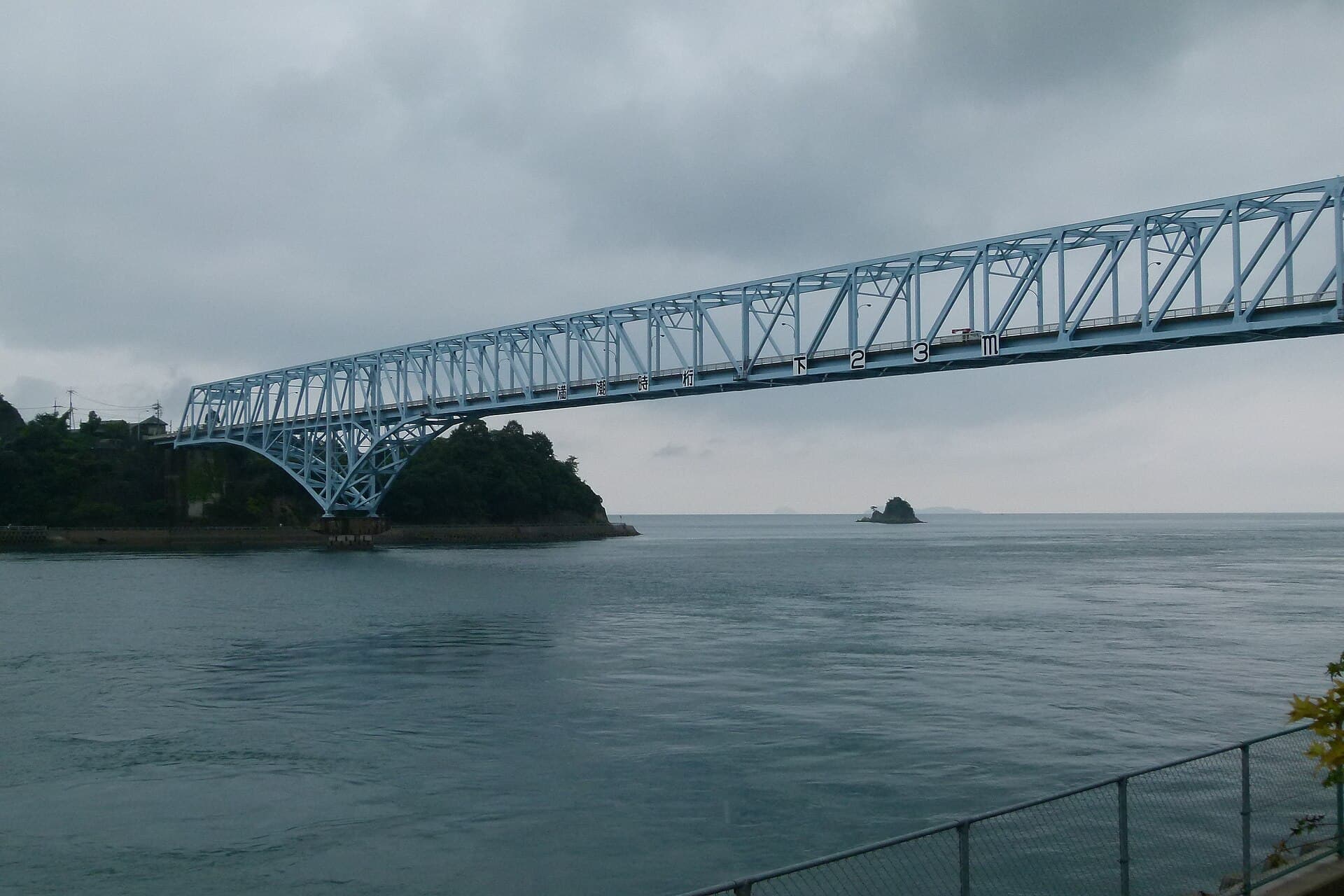 蒲刈大桥：蒲刈大桥：Wikimedia Commons 文件「Kamagari Bridge 2013-09-01 01.jpg」中的桥梁实景。
