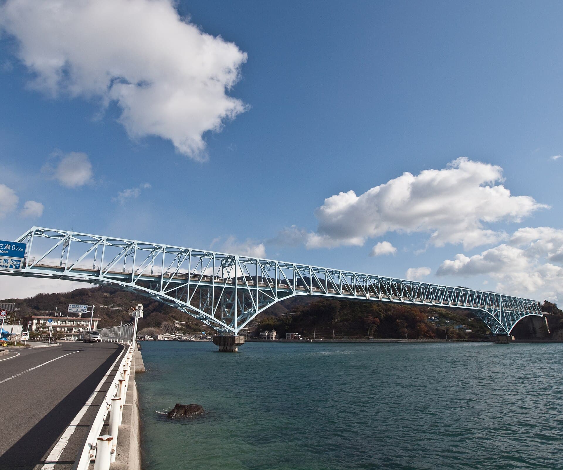 蒲刈大桥：蒲刈大桥：Wikimedia Commons 文件「Kamagari Bridge 319879 2.jpg」中的桥梁实景。