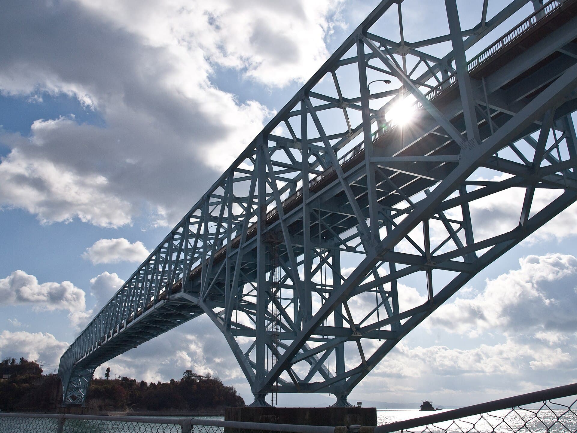 蒲刈大桥：蒲刈大桥：Wikimedia Commons 文件「Kamagari Bridge 319890.jpg」中的桥梁实景。