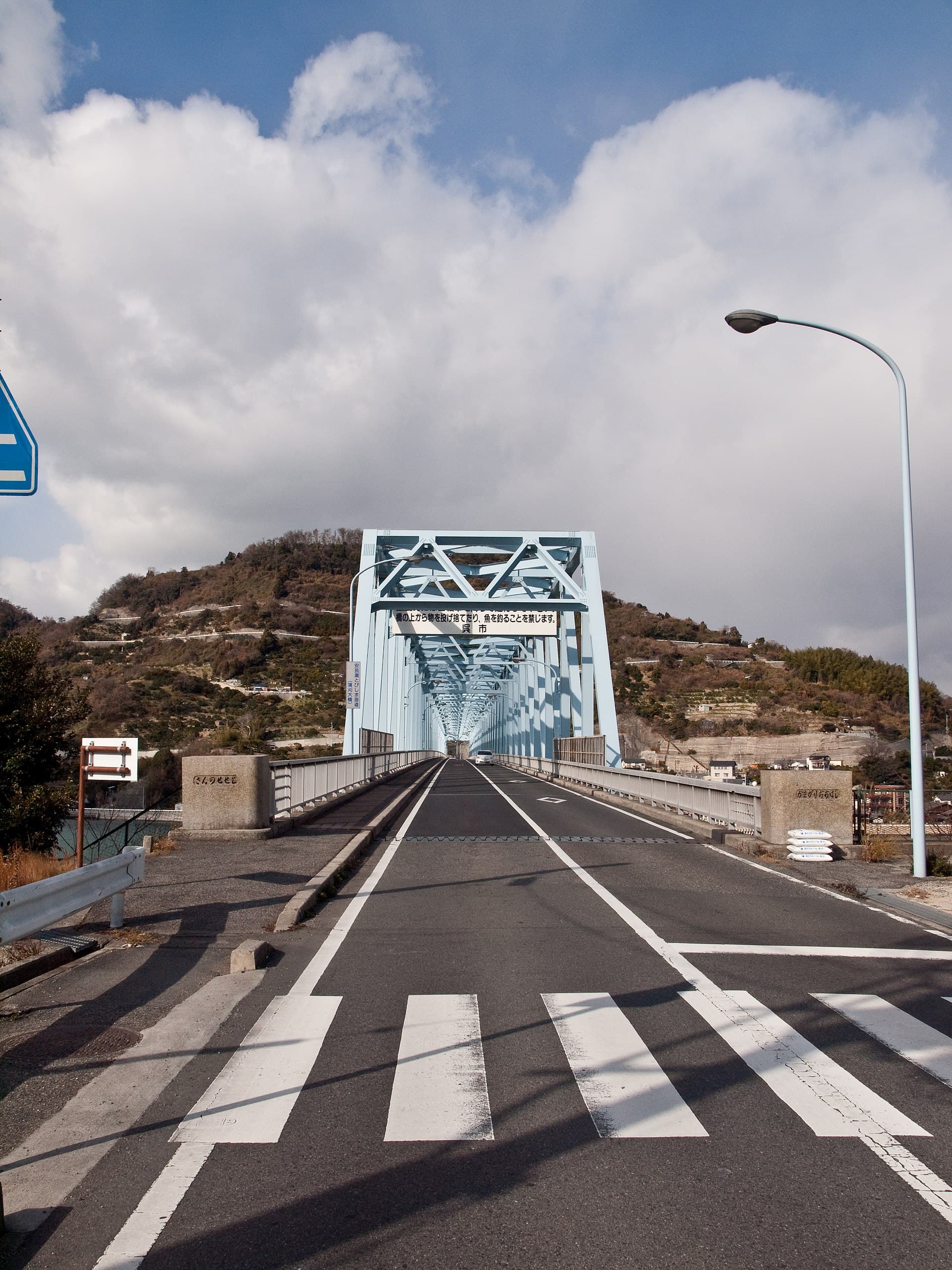蒲刈大桥：蒲刈大桥：Wikimedia Commons 文件「Kamagari Bridge 319898.jpg」中的桥梁实景。