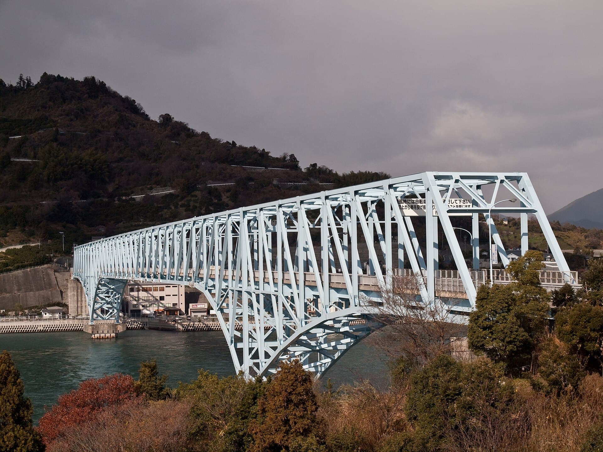 蒲刈大桥：蒲刈大桥：Wikimedia Commons 文件「Kamagari Bridge 319907.jpg」中的桥梁实景。