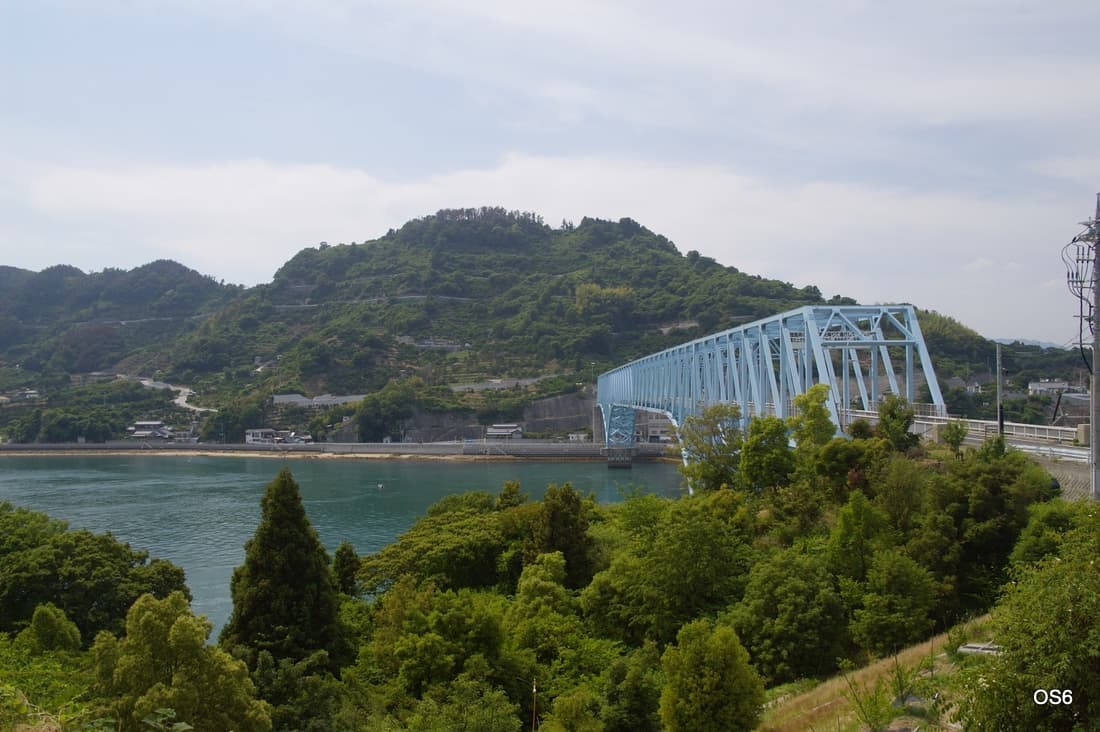 蒲刈大桥：蒲刈大桥：Wikimedia Commons 文件「Kamagari Bridge-1.jpg」中的桥梁实景。