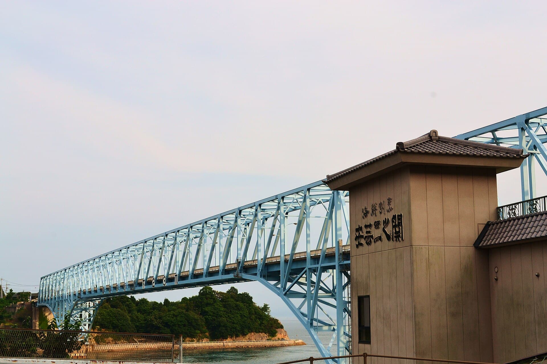 蒲刈大桥：蒲刈大桥：Wikimedia Commons 文件「蒲刈大橋 - panoramio.jpg」中的桥梁实景。