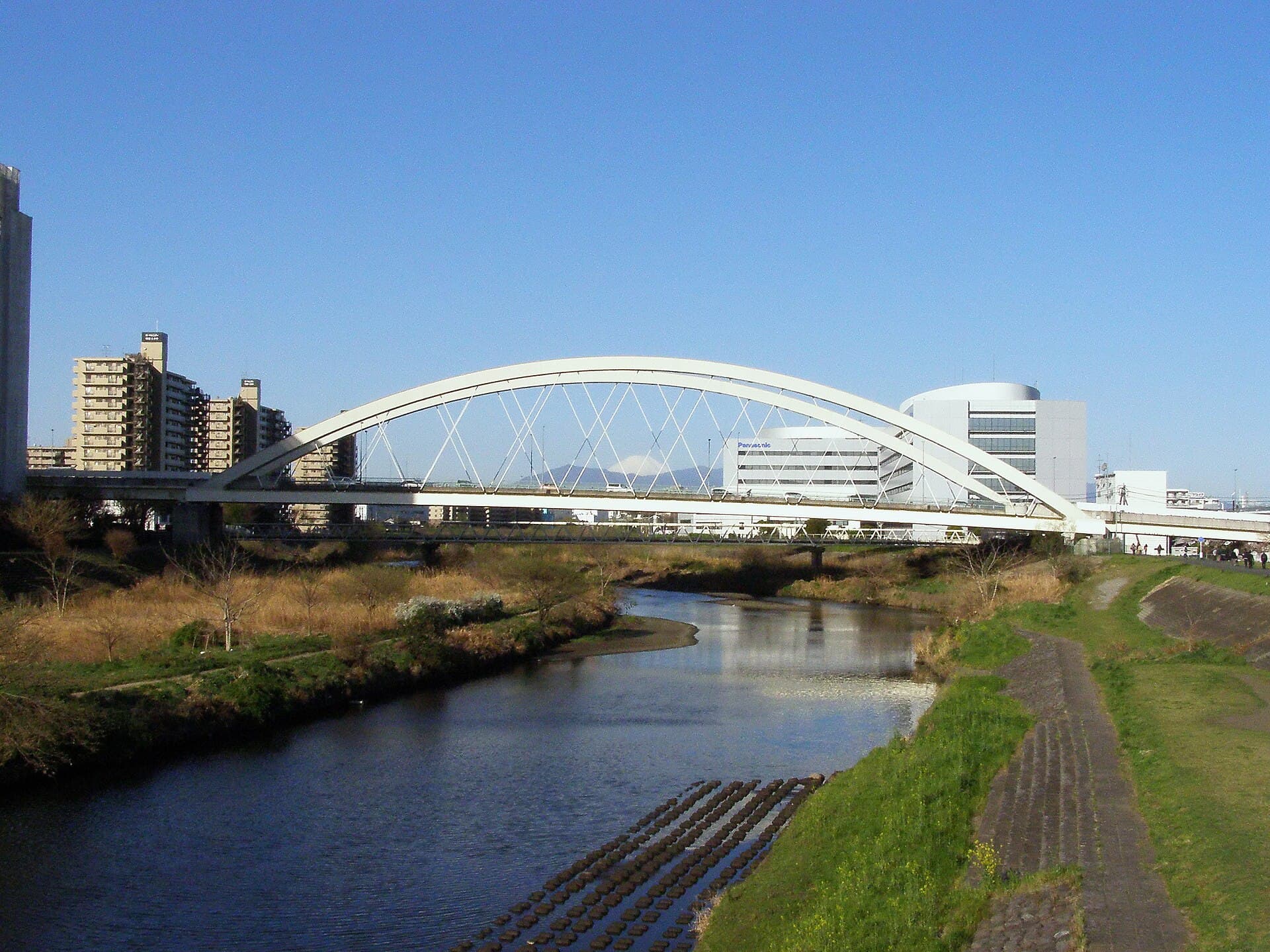 鴨池大桥：鴨池大桥：Wikimedia Commons 文件「Kamoike oohashi4.JPG」中的桥梁实景。