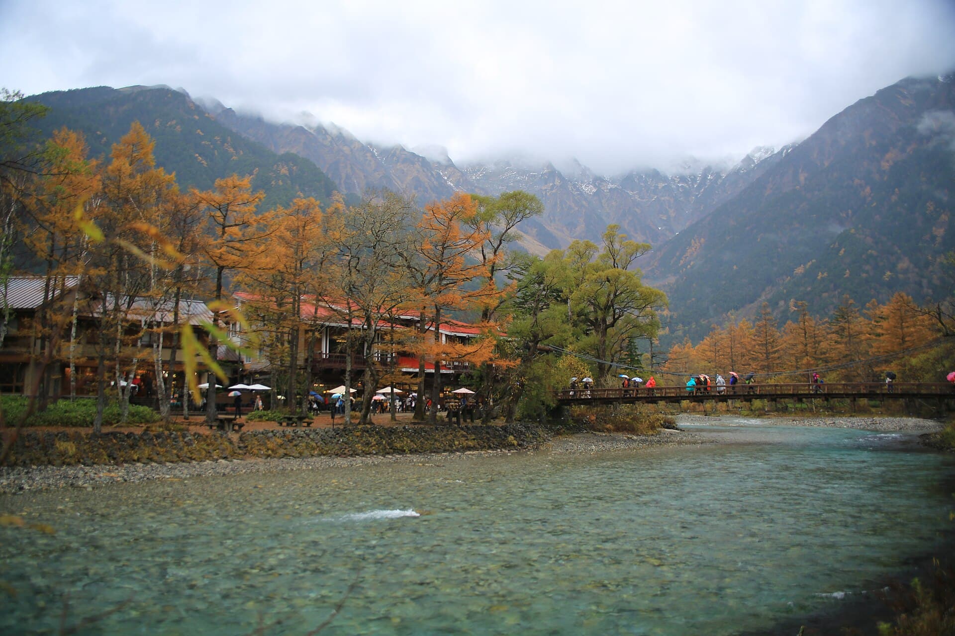 河童桥：河童桥：Wikimedia Commons 文件「20171028 Kamikochi 1396 (38686837292).jpg」中的桥梁实景。