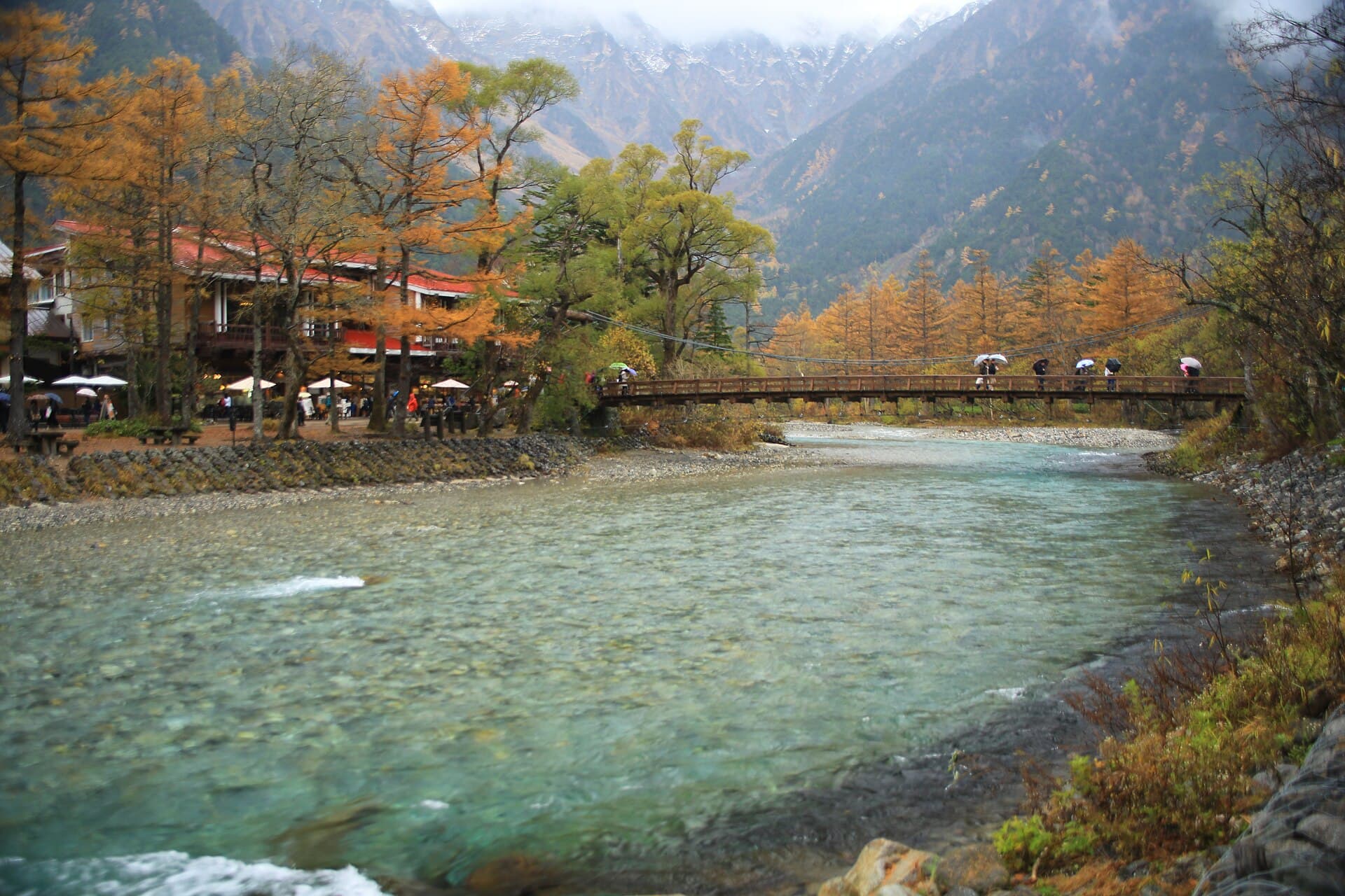 河童桥：河童桥：Wikimedia Commons 文件「20171028 Kamikochi 1397 (38001674264).jpg」中的桥梁实景。