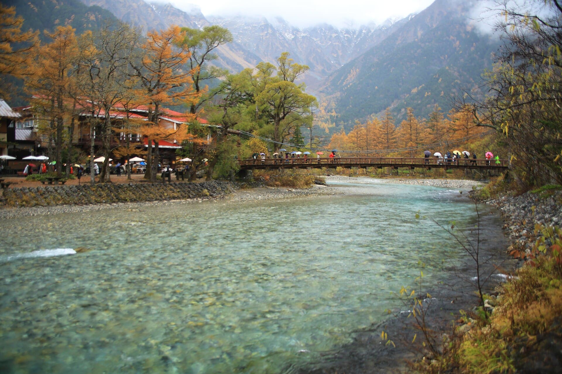 河童桥：河童桥：Wikimedia Commons 文件「20171028 Kamikochi 1398 (38686835752).jpg」中的桥梁实景。