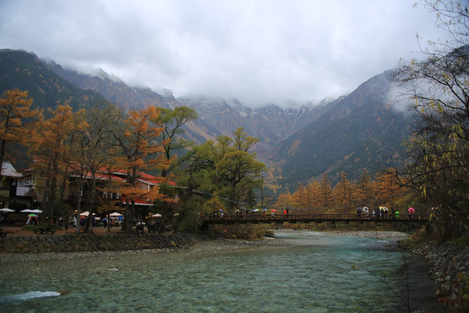 河童桥：河童桥：Wikimedia Commons 文件「20171028 Kamikochi 1399 (37831597505).jpg」中的桥梁实景。