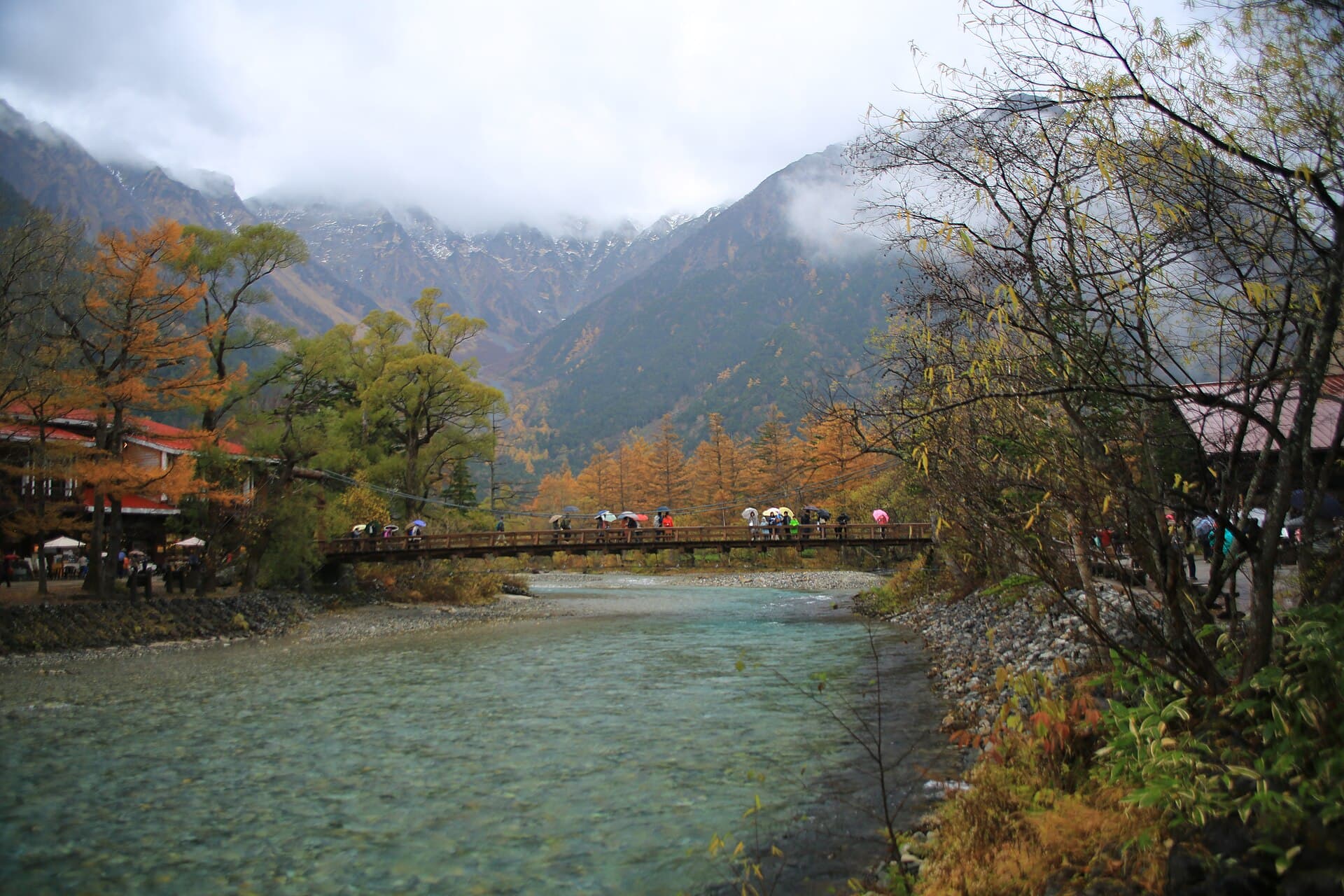 河童桥：河童桥：Wikimedia Commons 文件「20171028 Kamikochi 1402 (38001671574).jpg」中的桥梁实景。