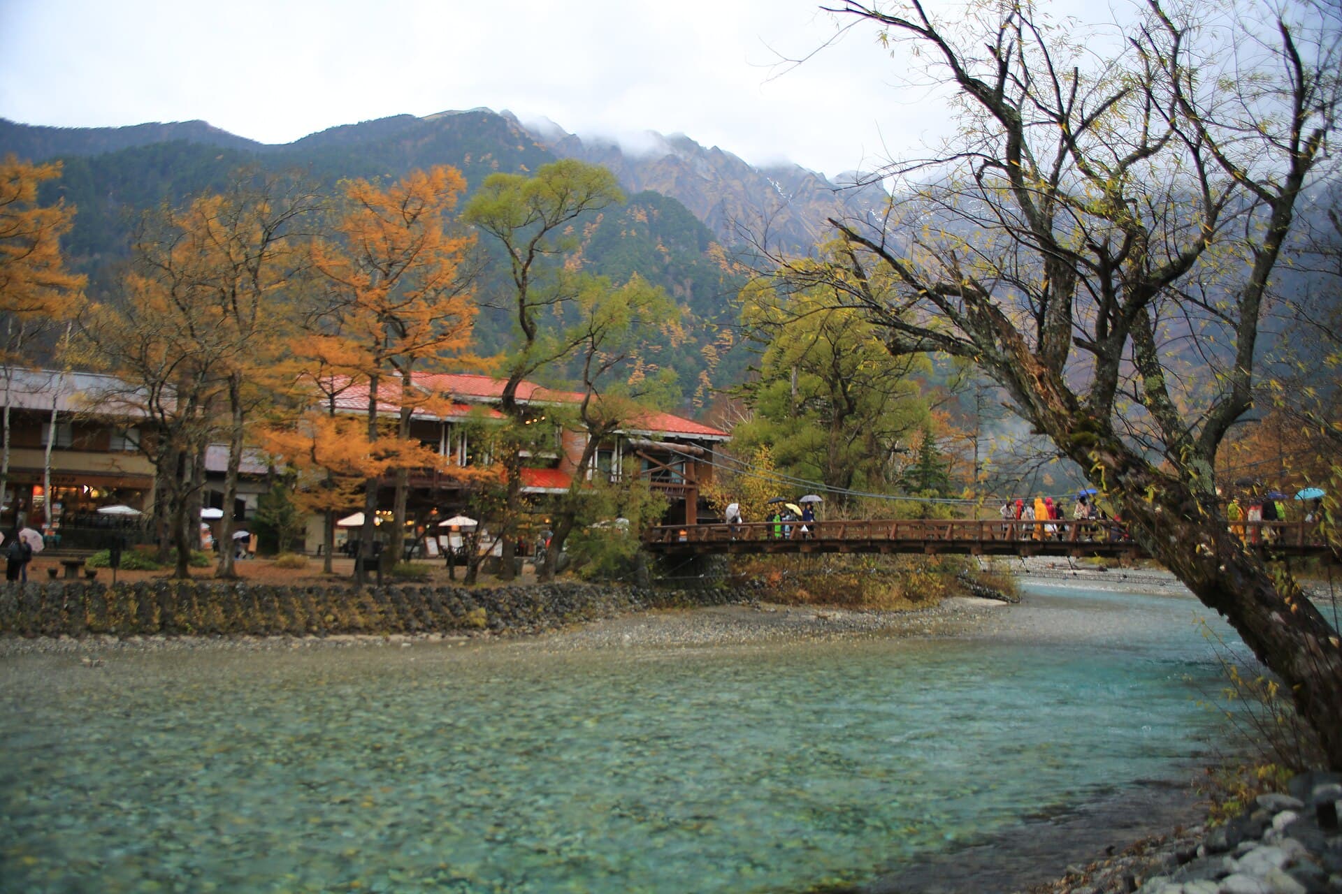河童桥：河童桥：Wikimedia Commons 文件「20171028 Kamikochi 1410 (38001664214).jpg」中的桥梁实景。