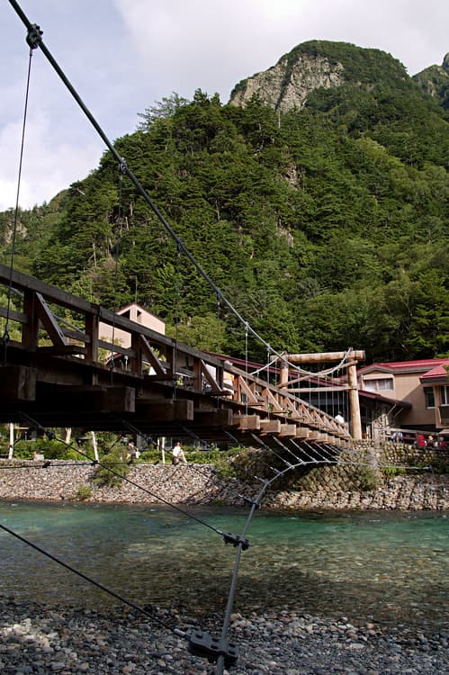 河童桥：河童桥：Wikimedia Commons 文件「Kamikochi Kappabashi Bridge.jpg」中的桥梁实景。