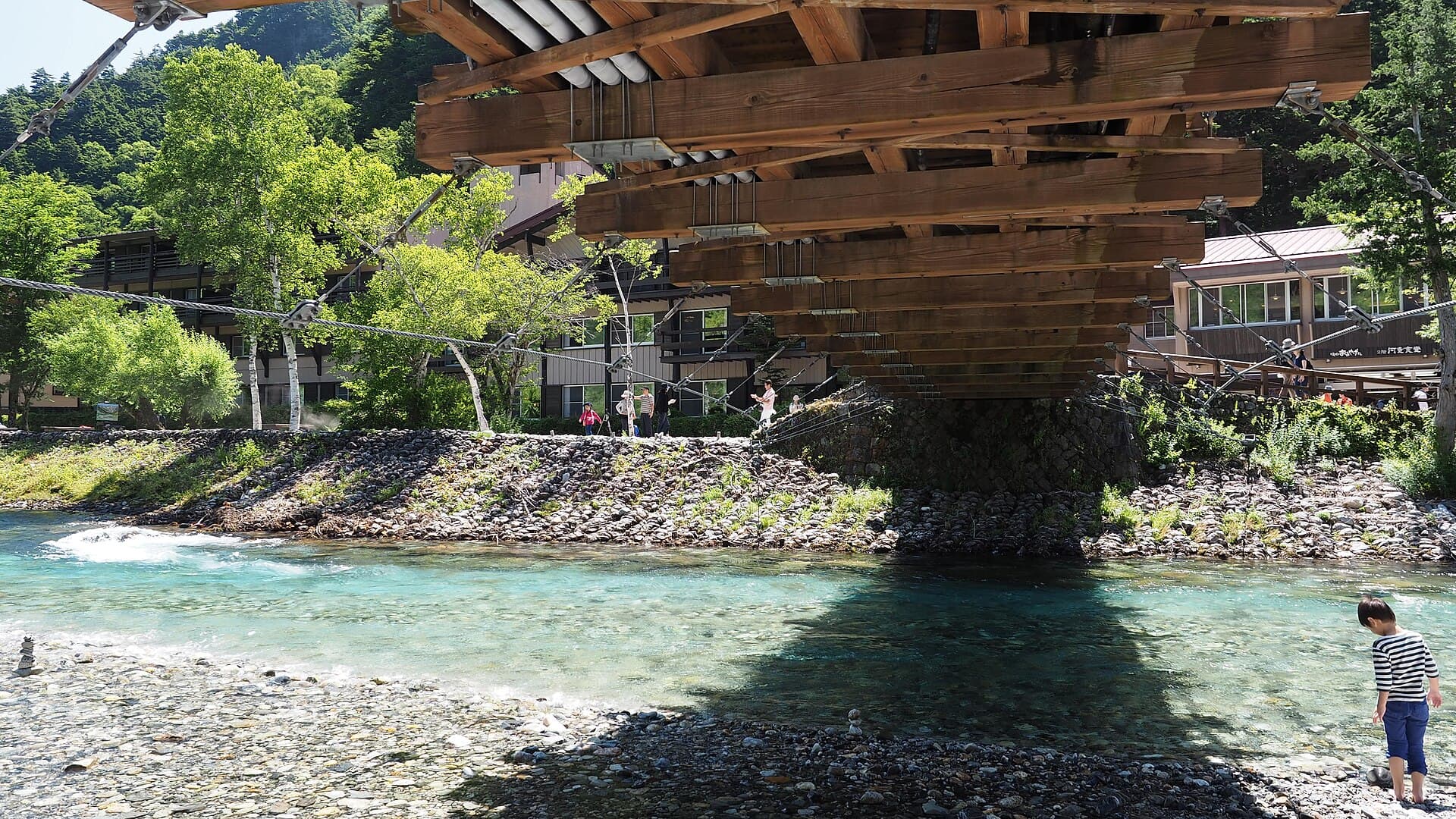 河童桥：河童桥：Wikimedia Commons 文件「KappaBridge 20180724 101250.jpg」中的桥梁实景。