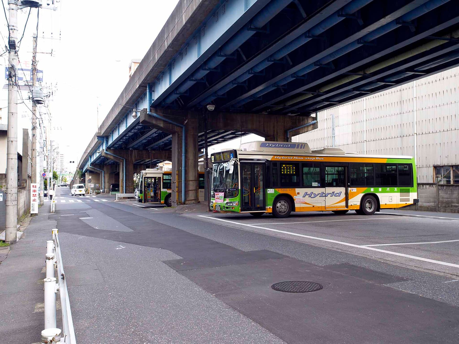 葛西桥：葛西桥：Wikimedia Commons 文件「Tobus Kasai-bashi Bridge Yard 2010.jpg」中的桥梁实景。